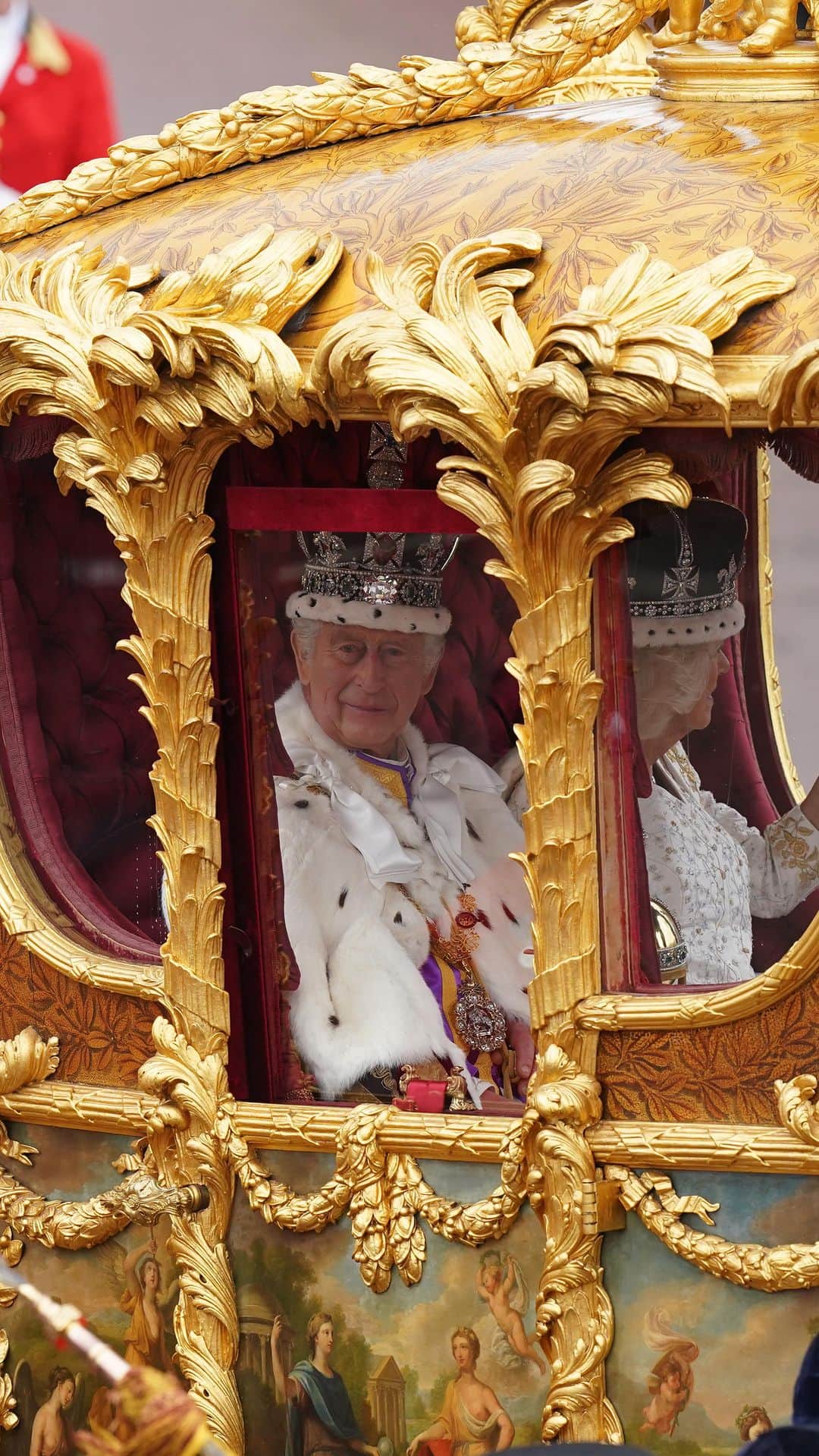 ロイヤル・ファミリーのインスタグラム：「The newly-crowned King and Queen return to Buckingham Palace in the Gold State Coach with other members of the Royal Family, following the Coronation Service at Westminster Abbey.」