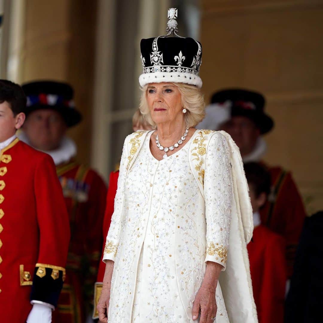 Just Jaredさんのインスタグラム写真 - (Just JaredInstagram)「King Charles & Queen Camilla wave to the crowds during their first official balcony appearance as King & Queen of England on Coronation Day! #KingCharles #QueenCamilla #KingCharlesCoronation Photos: Getty」5月6日 22時58分 - justjared