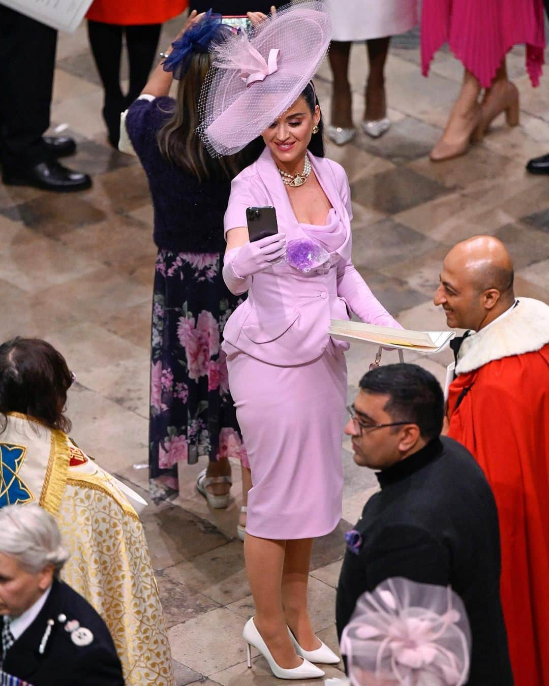 Cosmopolitanさんのインスタグラム写真 - (CosmopolitanInstagram)「Oh, this? Just pics of Katy Perry being a relatable queen at King Charles' coronation. And now, a video of Katy attempting to find her seat at the ceremony is going viral and it's so damn funny. See it at the link in bio. 👑」5月6日 22時59分 - cosmopolitan