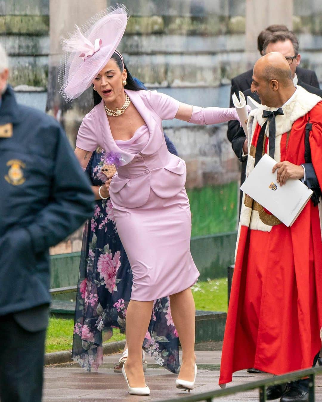 Cosmopolitanさんのインスタグラム写真 - (CosmopolitanInstagram)「Oh, this? Just pics of Katy Perry being a relatable queen at King Charles' coronation. And now, a video of Katy attempting to find her seat at the ceremony is going viral and it's so damn funny. See it at the link in bio. 👑」5月6日 22時59分 - cosmopolitan