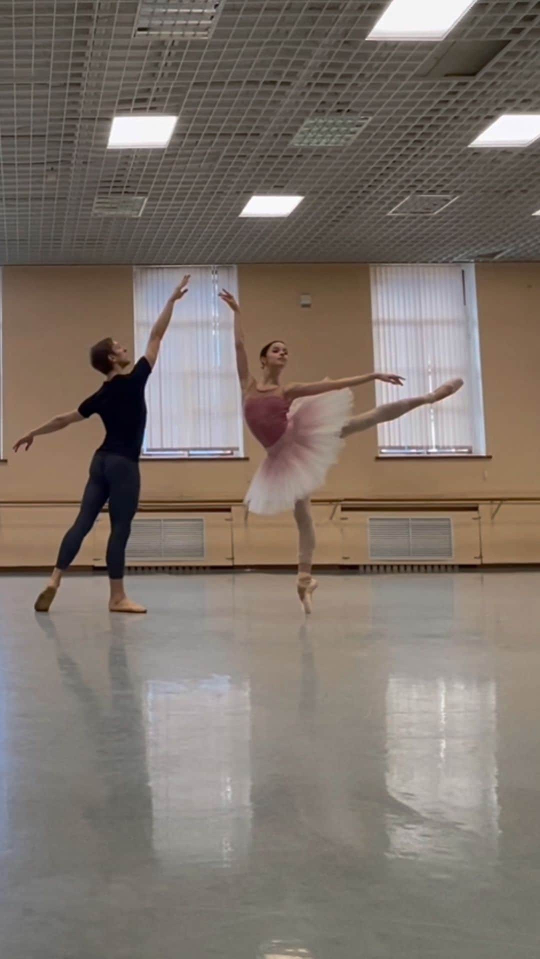 のインスタグラム：「Rehearsals for the upcoming show of SLEEPING BEAUTY on the 8th of May with @_evgeny_konovalov_balletfamily ✨ Same promenade as in Act 1 but Aurora has matured and met her love now 😍 Tutu by the amazing @miadancewear   Репетиции к предстоящей 8го мая «СПЯЩЕЙ КРАСАВИЦЕ» с @_evgeny_konovalov_balletfamily ✨ Та же самая обводка, которую Аврора исполняет в танце с женихами в первом акте, но настроение уже совсем иное… Принцесса повзрослела, обрела любовь и мудрость 😍」