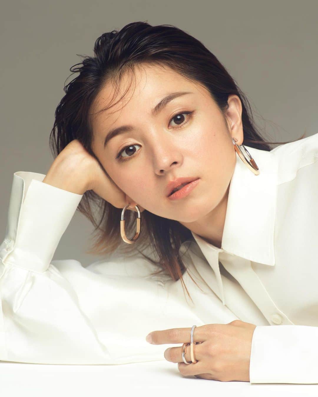 長山一樹のインスタグラム：「今朝6時に僕は銀座にいた。車で築地を通り過ぎると前にも見た行列を発見。早めに出たので時間に余裕がある。。「よし」、車を路駐し行列へ直行。  6時47分、注文したのは、モツ煮、肉豆腐、ご飯(並)、生卵、おしんこ。そう、築地の名店きつねや。  珍しく今日は昼食を抜いたおかげで仕事が捗った。  VERY NAVY最新号Tiffanyのページにて満島ひかりさんを撮影させていただきました。  @verynavy_official  @tiffanyandco  Model @hikarimitsushima  Stylist @misaking77  Hair @hairtetsu  Make @barbiemichiru  Editor @sakuraimick  Photographer @kazuki_nagayama   #満島ひかり  #verynavy  #tiffany  #photography #portrait #hasselblad #midiumformat #写真  #ポートレート #ハッセルブラッド #中判カメラ #長山一樹  #kazukinagayama」