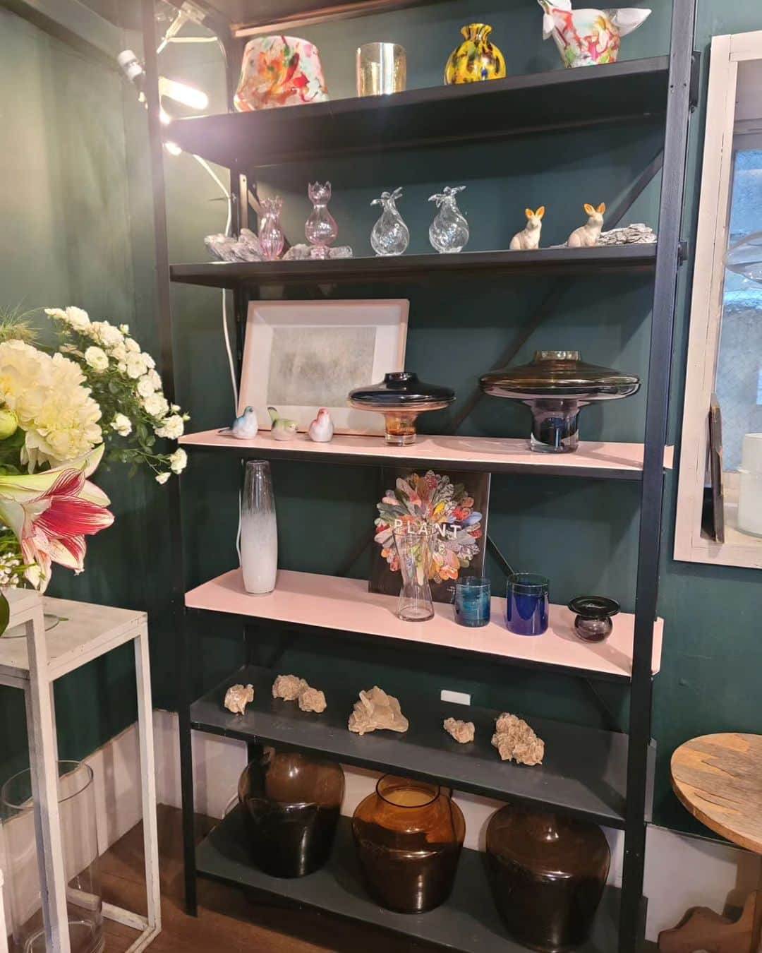 gallerieさんのインスタグラム写真 - (gallerieInstagram)「中目黒flower shop🥀  今回TOKYO POPUPでお世話になりました お花屋さん  【farver】さん @farver_conduit_official   とにかくオーナーさんとスタッフさんの センスが良すぎるお店✨  もちろんお花やフラワーベースのセレクトはステキすぎるんだけど 空間やインテリアデザインまでお花で変えてくれてしまう。 そして買う人、それを見る人がすごく心豊かにさせてくれる アレンジをしてくださるshopです❁  お店もここがcafeなら 絶対通う！ってゆー空間で幸せです🤍  私自身、フラワーベースが大好きで だからお花を この仕事がんばろう！ この仕事がんばったー！ なんかキレイになりたい！ みたいなポジティブなマインドとサイクルに持っていく時に今の気分で セレクトして自由に組み合わせて 飾ります💐♡  どのベースに どんなカラーの どんな種類のお花を 何と組み合わせて どんなバランスで 自由にルールなんてなく 飾る  すごく気分がアガって 磨かれた気持ちにされてくれます✨  お近くでお花屋さん、アレンジメントを 探されてる方はすごくオススメです  #フラワー#フラワーアレンジメント#中目黒お花屋さん#花屋#フラワーベース」5月6日 23時01分 - kalekale_official