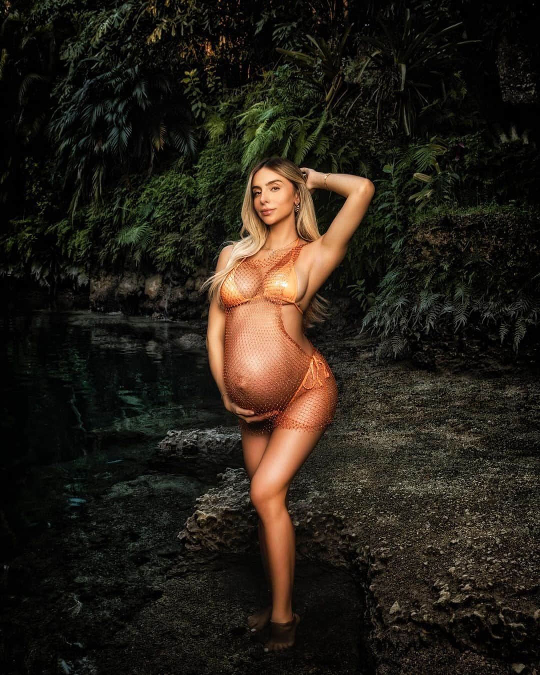 Bruna Rangel Limaさんのインスタグラム写真 - (Bruna Rangel LimaInstagram)「Epic maternity shoot with @xoobruna Swipe for more! . Photographer: @adamoprisphotography  Mom-to-be: @xoobruna  Venue: @secretgardensmiami  Fire breathers: @dancesouthflorida  BTS video: @ivideocreations」5月6日 23時02分 - xoobruna