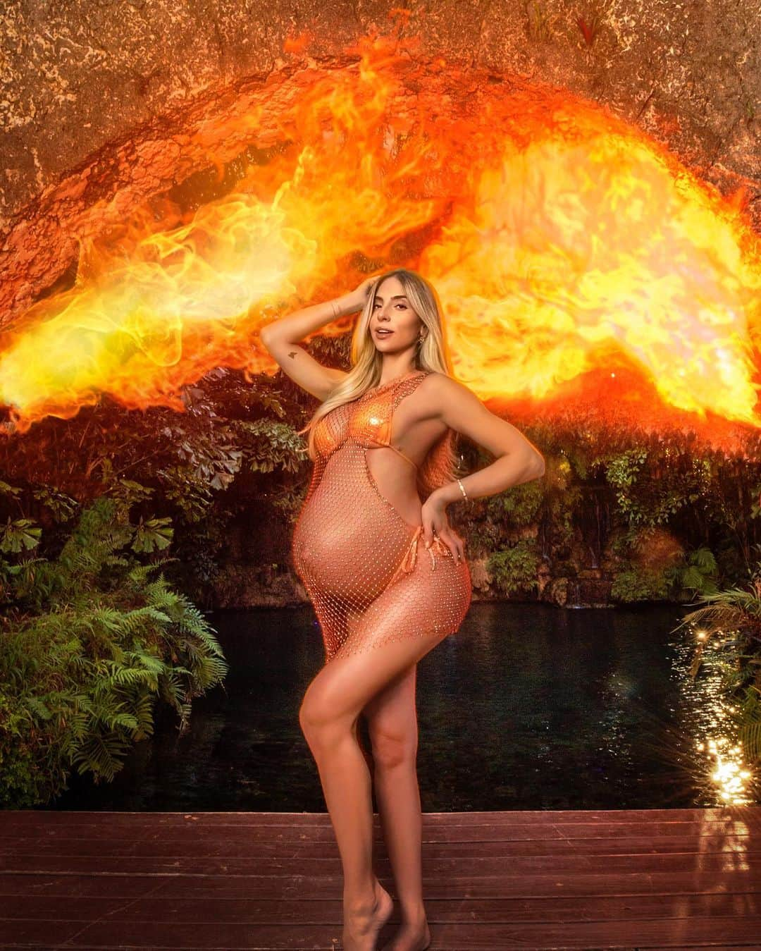 Bruna Rangel Limaさんのインスタグラム写真 - (Bruna Rangel LimaInstagram)「Epic maternity shoot with @xoobruna Swipe for more! . Photographer: @adamoprisphotography  Mom-to-be: @xoobruna  Venue: @secretgardensmiami  Fire breathers: @dancesouthflorida  BTS video: @ivideocreations」5月6日 23時02分 - xoobruna