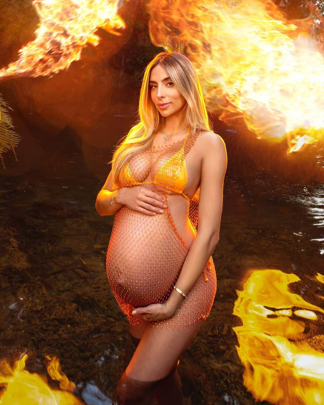 Bruna Rangel Limaさんのインスタグラム写真 - (Bruna Rangel LimaInstagram)「Epic maternity shoot with @xoobruna Swipe for more! . Photographer: @adamoprisphotography  Mom-to-be: @xoobruna  Venue: @secretgardensmiami  Fire breathers: @dancesouthflorida  BTS video: @ivideocreations」5月6日 23時02分 - xoobruna