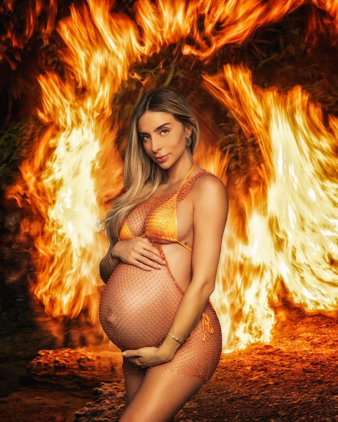 Bruna Rangel Limaのインスタグラム：「Epic maternity shoot with @xoobruna Swipe for more! . Photographer: @adamoprisphotography  Mom-to-be: @xoobruna  Venue: @secretgardensmiami  Fire breathers: @dancesouthflorida  BTS video: @ivideocreations」
