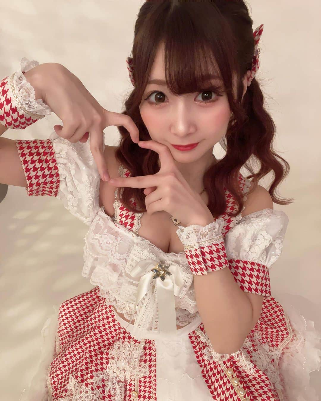 伊藤里織のインスタグラム：「KNUoNEWの新衣装🫧 Fille lilasさんに制作していただきました🪡 . アイドル業界には長くいるけど、意外と可愛い衣装って着たこと無かったから長く私を知ってれば知ってるほどびっくりされた😂😂 . でもみーんながかわいいって褒めてくれてとっても自己肯定感あがりました(⸝⸝◜𖥦◝⸝⸝)ありがとう〜♡♡ . アイドルさおちゅのレベルアップが止まらない！！！！！ . . . #KNUoNEW #アイドル #idol #マジック界のパイオニア #アイドル衣装」