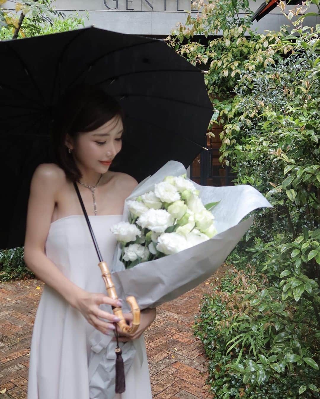 梯真奈美さんのインスタグラム写真 - (梯真奈美Instagram)「うれしい雨の日☂️  緑たちも生き生きしてる🌱  頂いた花束にも水浴びあせてあげて、、♡  😘  #雨の日 #JOSEMOON」5月6日 23時05分 - official_manami