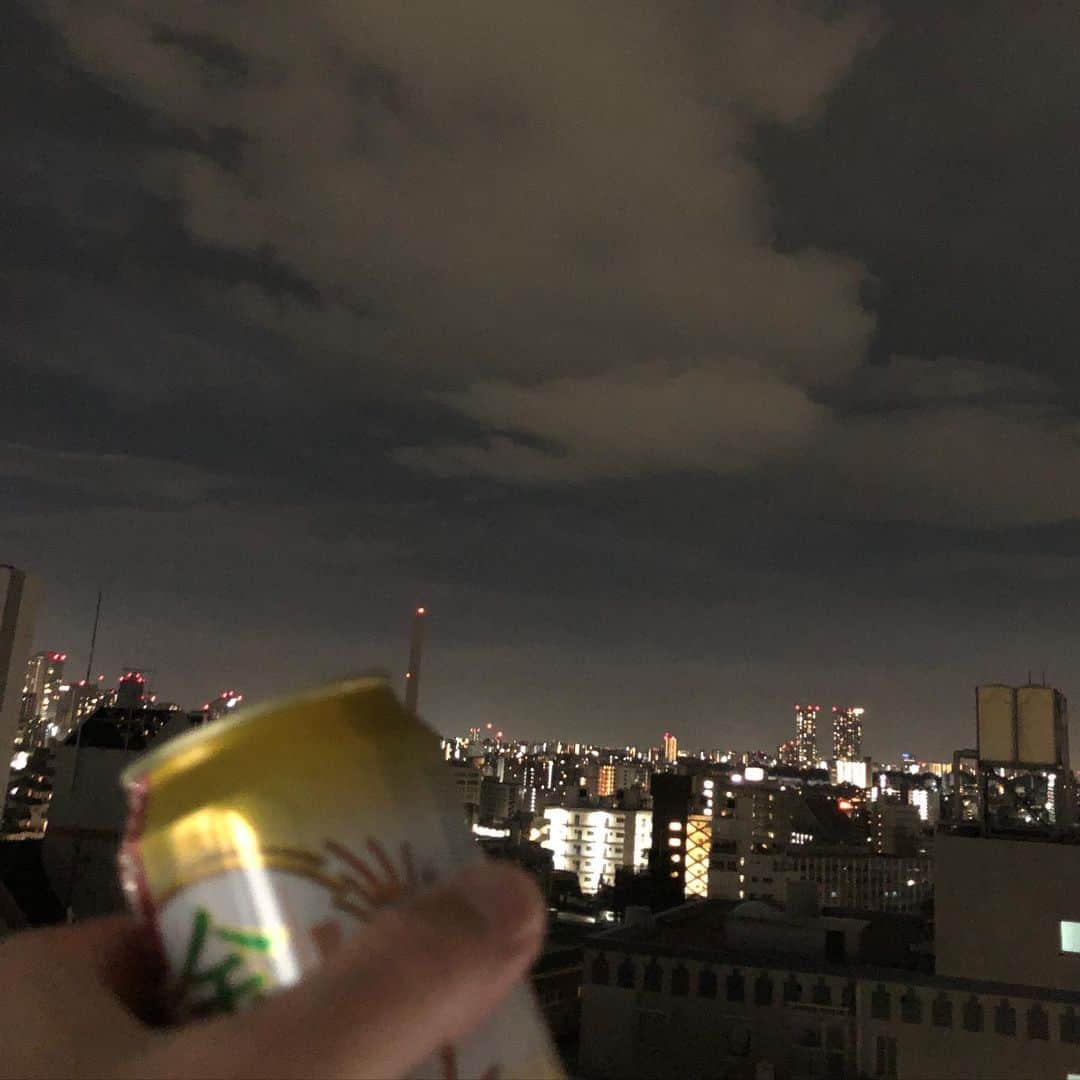 金剛地武志のインスタグラム：「強風の中、風呂上がり全裸ベランダビールの季節が帰ってきた、ようこそ。」