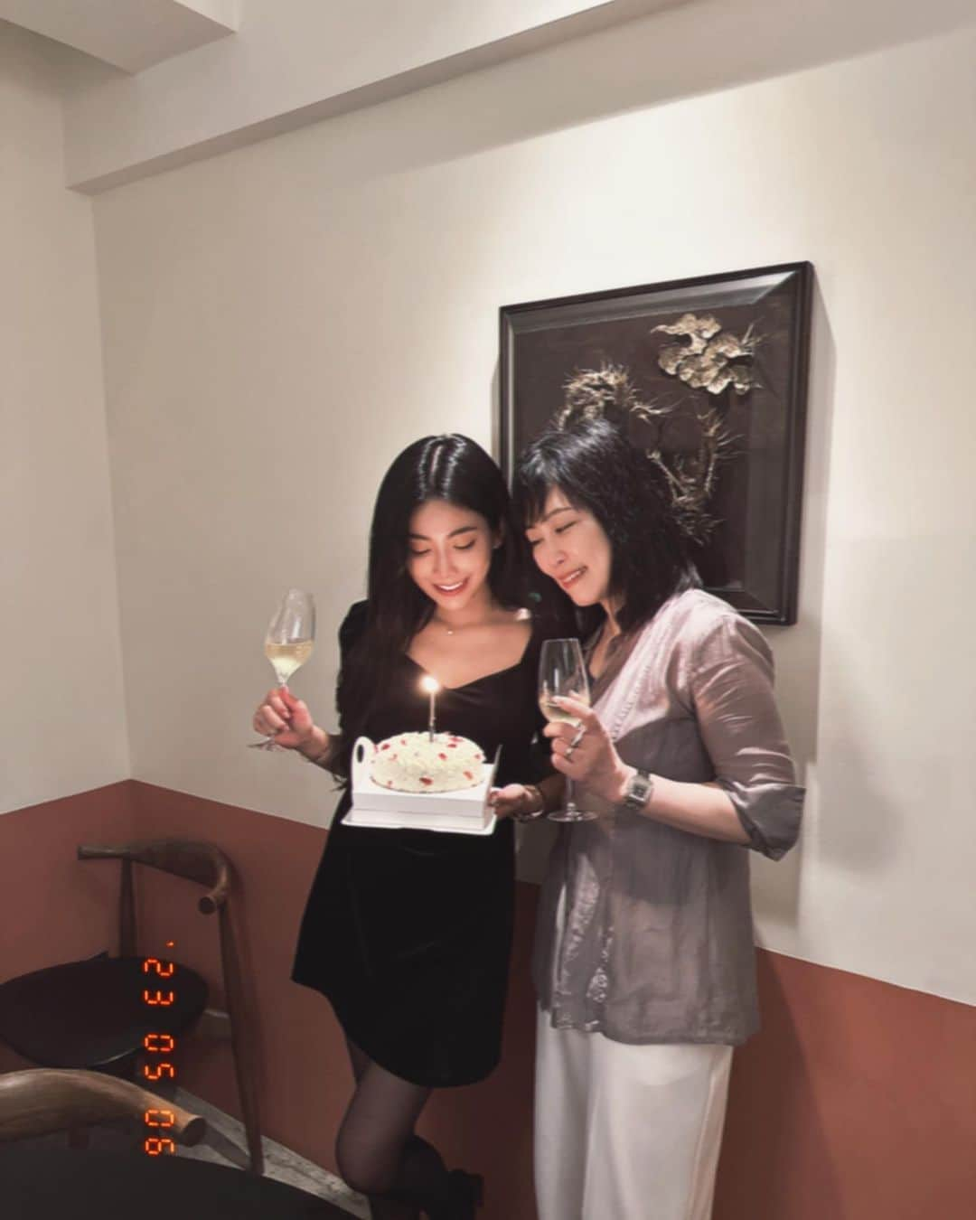 張楚珊さんのインスタグラム写真 - (張楚珊Instagram)「🎂🥂 26歲生日快樂🫶🏻 生日這天帶家人一起吃飯 簡簡單單就很滿足💓」5月6日 23時07分 - iam33___