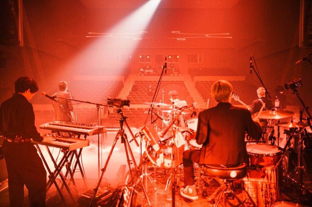 のインスタグラム：「リハーサルの時の音と 本番の自分に聴こえてくる音って全然違うんだけども🥁お客さんが吸収してるのがすごくわかる あの感じが 全会場 違って好きだ。 皆でサイコウなロックンロールを鳴らす。  photographer 西槇太一」