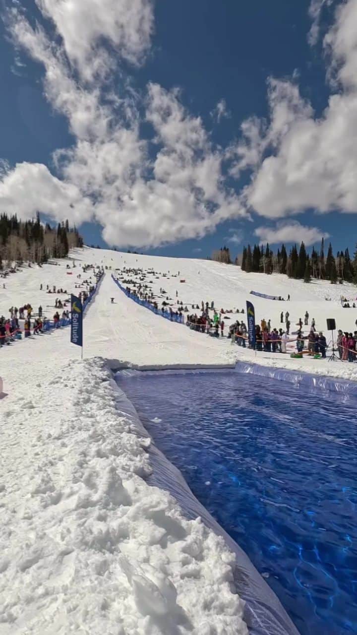 のインスタグラム：「Your 22/23 Solitude Pond Skim Beach Party winner. 🥳   ⛷️: @shaunrhode  🎥: @GoPro #GoPro  #pgdaily #pgstar#pgcounty #planetgo#planet #planetearth #amazing #awesome #nature  #SolitudeMountain #PondSkim」