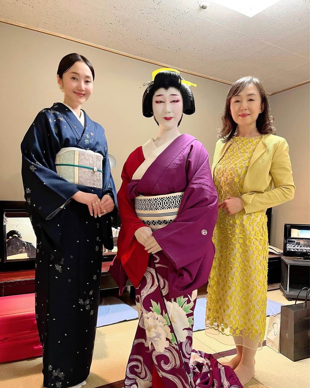 織香のインスタグラム：「GWいかがお過ごしですか⁈😊  私は中学の同窓会や群馬への帰省、セミナーに行ったり‥と充実の休日✨  もちろんキモ活も👘❤️  QVCでセレビスタも大変お世話になっている@minemihoko   藤間蘭青さんの日本舞踊を観に国立劇場へ行って参りました！  なんと艶やかな芸者姿❤️ 峰さんがせりあがりで舞台に登場した瞬間、まるで浮世絵から飛び出したような姿に 心の中でキャーーと叫びました💕 そのくらい妖艶な魅力に引き込まれ🥰 夢見心地の数十分でした。  舞台後はロビーでお会いした蝶々のように華やかな鈴江さん💛💛💛@yumisuzue  に案内していただき一緒に楽屋へ✨  国立劇場は今年から建て替えなので、本当に貴重な経験をさせていただきました🌟  ご近所友達で元スタッフのアヤコ💕 @madebyacco   アヤコも峰さんとお仕事でも親交があり 2人でお着物で楽しく出かけました😊👘💕 （おうちにあった古風な小紋に自分で選んだモダンな洒落帯〜とっても素敵💓）  #国立劇場大劇場  #紫紅会 #藤間蘭青 #芸者 #キモ活 #👘 #geisha」