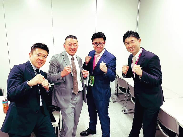 のインスタグラム：「本日  有明アリーナにてRIZIN.42の実況でした🎤  最後に放送席でご一緒させていただいた皆さんと😊  左から  矢野武アナ 川尻達也選手 鈴木芳彦アナ📸  何か私、へっぴり腰‥（笑）  RIZINは試合は勿論、演出も映像もエモーショナルな気持ちになります。  #RIZIN #RIZIN42 #実況 #有明アリーナ #mma #格闘技 #髙橋大輔 #高橋大輔」