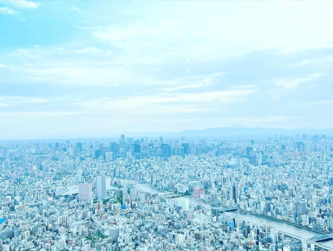 小林 ディスカスさんのインスタグラム写真 - (小林 ディスカスInstagram)「仕事では何度も、 スカイツリーに来ているのに、 登ったのは初めてっ！！  どうか、 この東京が、日本が、世界が、 平和で、 みんな笑顔で、 それぞれの人生を精一杯、生きれます様に。  👱🏽‍♂️🕊️🕊️🕊️🌏  #tokyo #japan #fashion #beauty #東京ライフ #東京スカイツリー」5月6日 23時17分 - discus_kobayashi