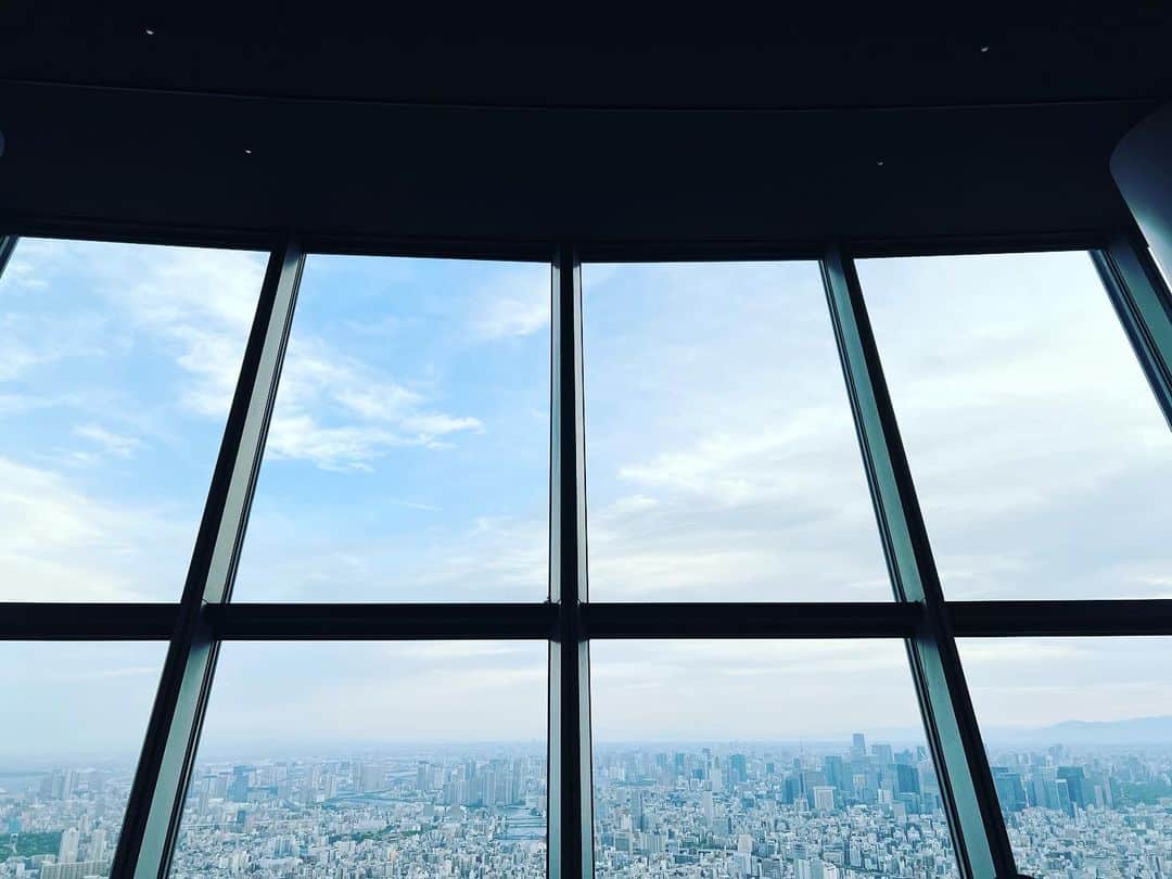 小林 ディスカスさんのインスタグラム写真 - (小林 ディスカスInstagram)「仕事では何度も、 スカイツリーに来ているのに、 登ったのは初めてっ！！  どうか、 この東京が、日本が、世界が、 平和で、 みんな笑顔で、 それぞれの人生を精一杯、生きれます様に。  👱🏽‍♂️🕊️🕊️🕊️🌏  #tokyo #japan #fashion #beauty #東京ライフ #東京スカイツリー」5月6日 23時17分 - discus_kobayashi