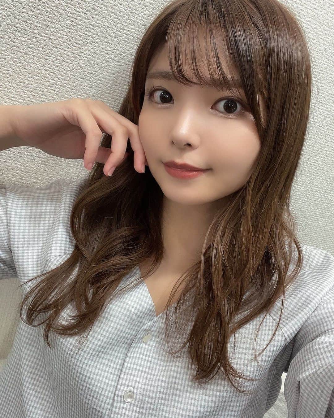 西谷麻糸呂のインスタグラム：「先日リタッチとトリートメントしてもらいました🌱  毎日ヘアアイロン使って傷んでた毛先が 蘇ってツヤツヤになりました…ホッ🥹  @kiho12_gunhee さんいつも ありがとうございます✨」