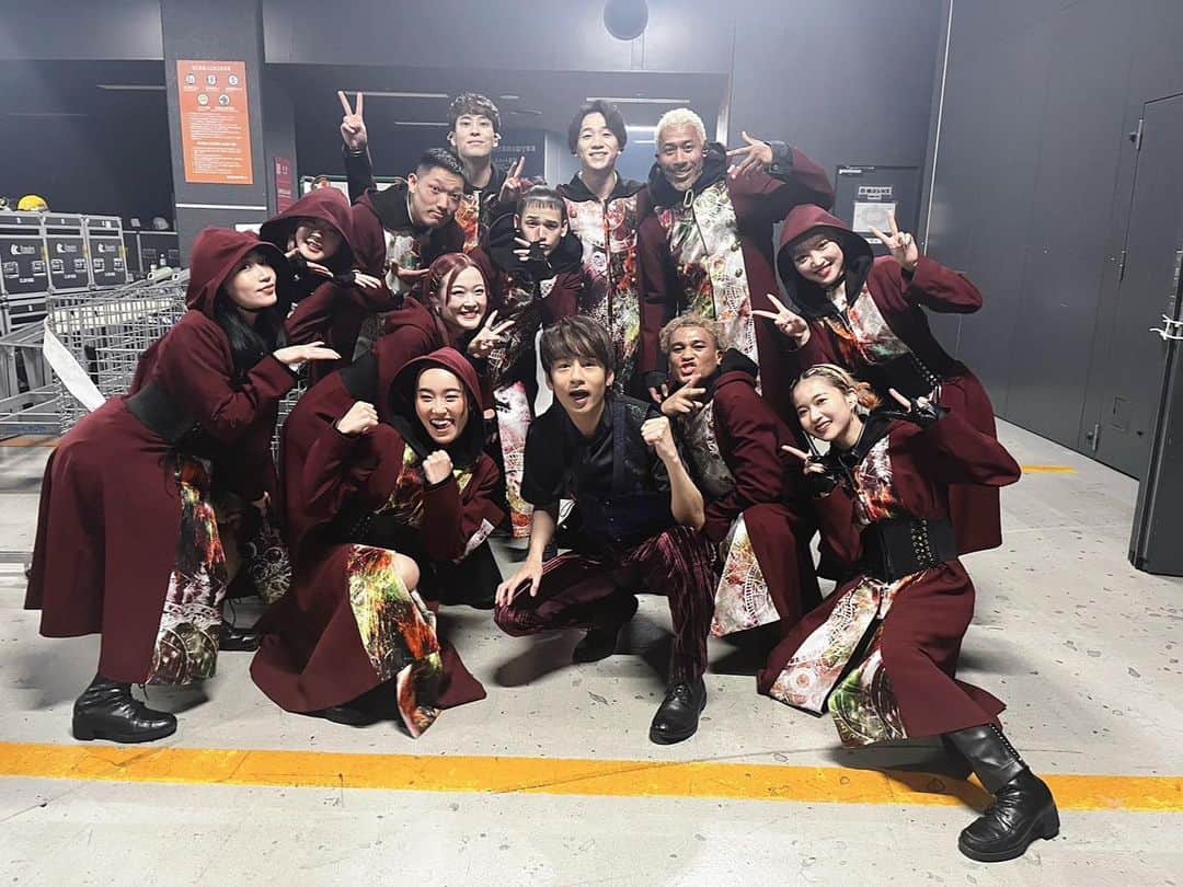中丸雄一さんのインスタグラム写真 - (中丸雄一Instagram)「2023年のKAT-TUNのライブツアー、横浜公演時にダンサーさん達と思い出の写真撮ってもらった。  この人達めっちゃダンスうまいよ。」5月6日 23時11分 - y_nakamaru_94