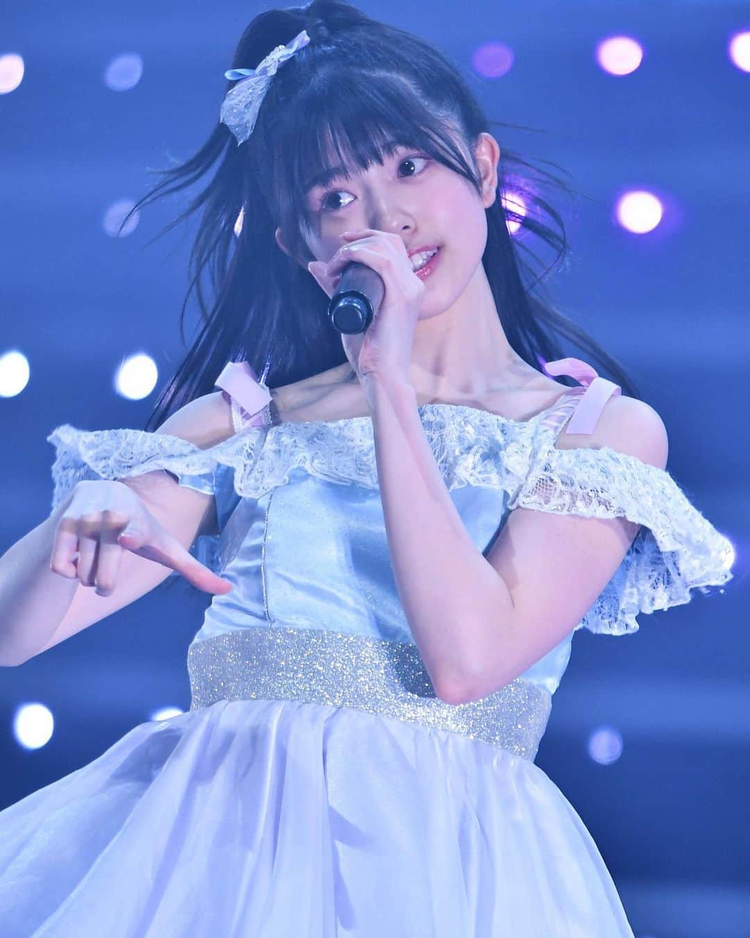 坂下真心のインスタグラム：「⌇ 𝗅𝗂𝗏𝖾 𝗉𝗁𝗈𝗍𝗈𝗌 ⁡ ⁡ ⁡ ▫️アイドルなんて呼ばないで ⁡ キャラじゃないとは思うのですが、ライブではアイドルソングを任せていただける機会が多く嬉しいです🫧🫧 萌え台詞緊張した〜〜、、、、笑 ⁡ ⁡ ▫️だってだってだって ⁡ 念願のだだだ衣装！！！！ ずっと着たい衣装として名前を挙げさせてもらっていたので、決まったときはとっても嬉しかったです！♡ ⁡ ⁡ ▫️虹の作り方 ⁡ 大好きな曲を8期生で…！o̴̶̷̤ ̫ o̴̶̷̤ 💙 そしてセンターに選んでいただきました。 あの光景はずっと忘れません！！！ ⁡ ⁡ ⁡ 𓂅カメコの皆さん𓂅 素敵なお写真、たくさん有難うございます☺︎ ⁡ ⁡ #05 #idol #nmb48 #nmb #jk #ljk #アイドル #アイドル衣装」