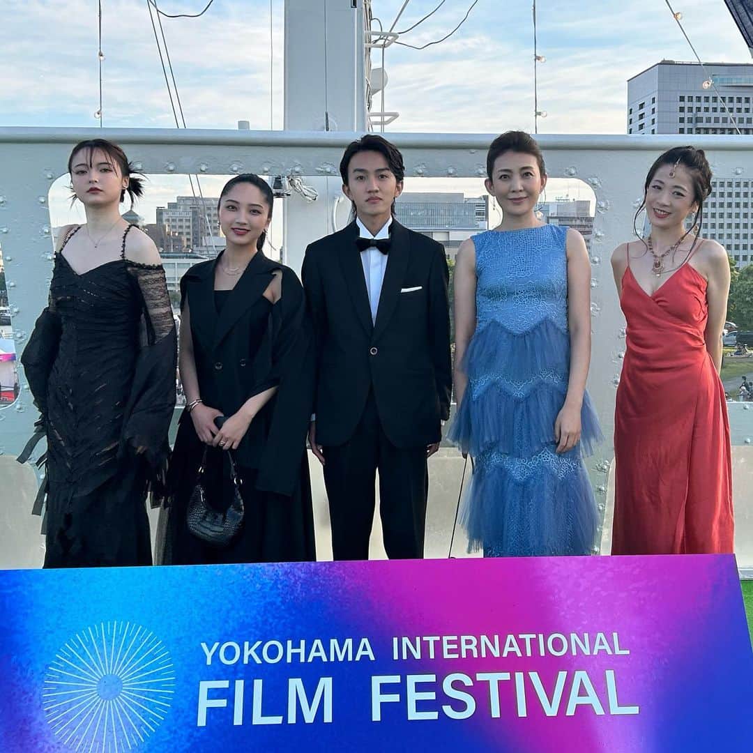 一条もんこさんのインスタグラム写真 - (一条もんこInstagram)「横浜国際映画祭 『スパイスより愛を込めて。』 レッドカーペットの後は船上パーティーへ。 潮風を浴びながら出演者の皆さんと交流。記者会見もありつつ素敵な一夜になりました。 田中美里さんと同い年という事がわかりとっても嬉しい！🥰 #横浜国際映画祭#スパイスより愛を込めて#レッドカーペット#船上パーティー#カレー#curry#映画祭#レシピ監修#カレー監修#中川翼 #田中美里 #速瀬愛 #坂巻有紗 #頑なナマステポーズ#カレー感#一条もんこ」5月6日 23時27分 - monko1215