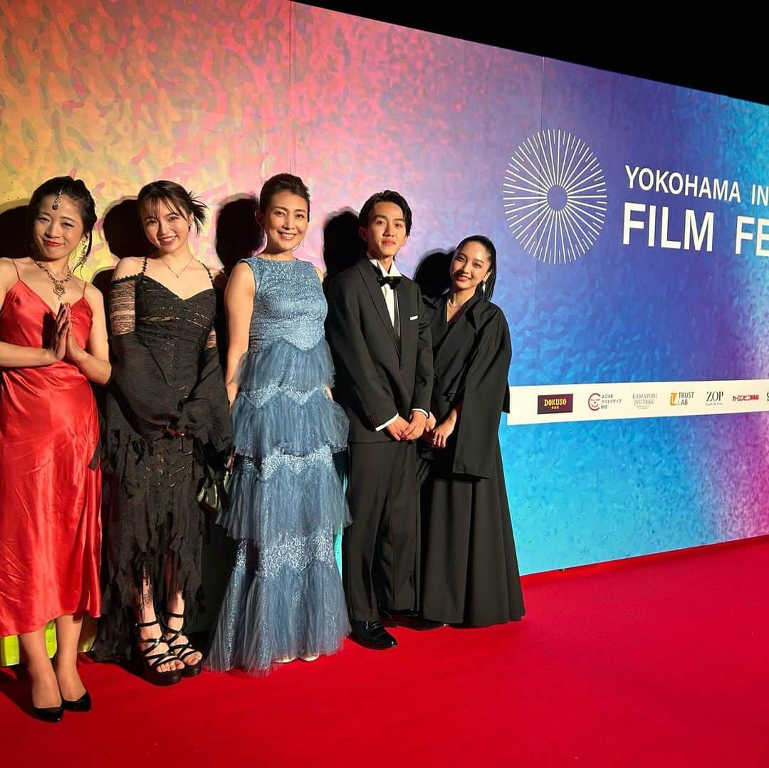 一条もんこさんのインスタグラム写真 - (一条もんこInstagram)「横浜国際映画祭 『スパイスより愛を込めて。』 レッドカーペットの後は船上パーティーへ。 潮風を浴びながら出演者の皆さんと交流。記者会見もありつつ素敵な一夜になりました。 田中美里さんと同い年という事がわかりとっても嬉しい！🥰 #横浜国際映画祭#スパイスより愛を込めて#レッドカーペット#船上パーティー#カレー#curry#映画祭#レシピ監修#カレー監修#中川翼 #田中美里 #速瀬愛 #坂巻有紗 #頑なナマステポーズ#カレー感#一条もんこ」5月6日 23時27分 - monko1215