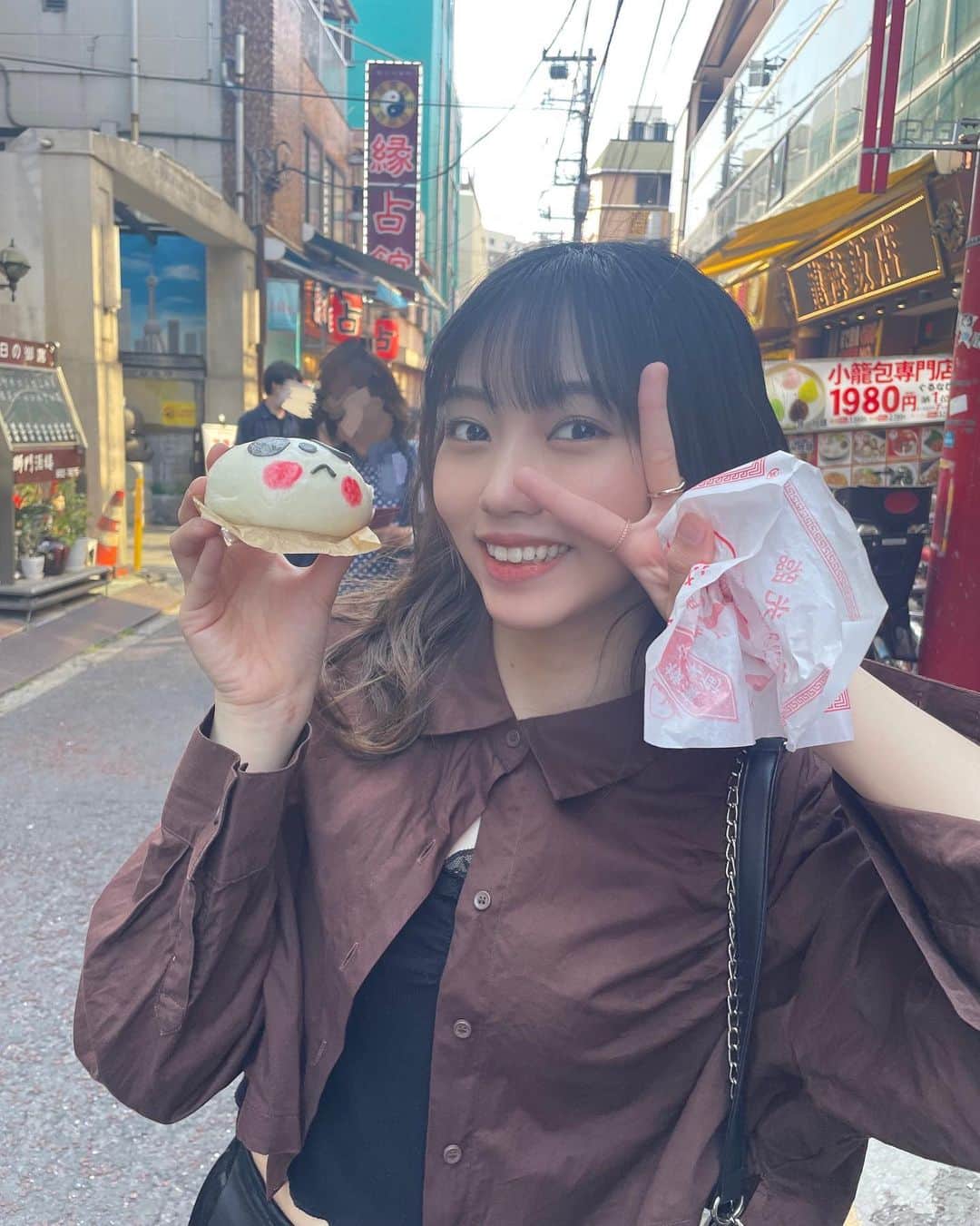 MIMORIのインスタグラム：「念願のパンダまん！ 生地もおいしかった！ 🐼🐼🐼  #中華街食べ歩き #横浜中華街 #横浜グルメ #中華街 #中華街グルメ #パンダまん #台湾茶 #横浜中華街グルメ #食べ歩き #japan #yokohama #japantravel #あんパンダまん #中華まん #パンダ #🐼」