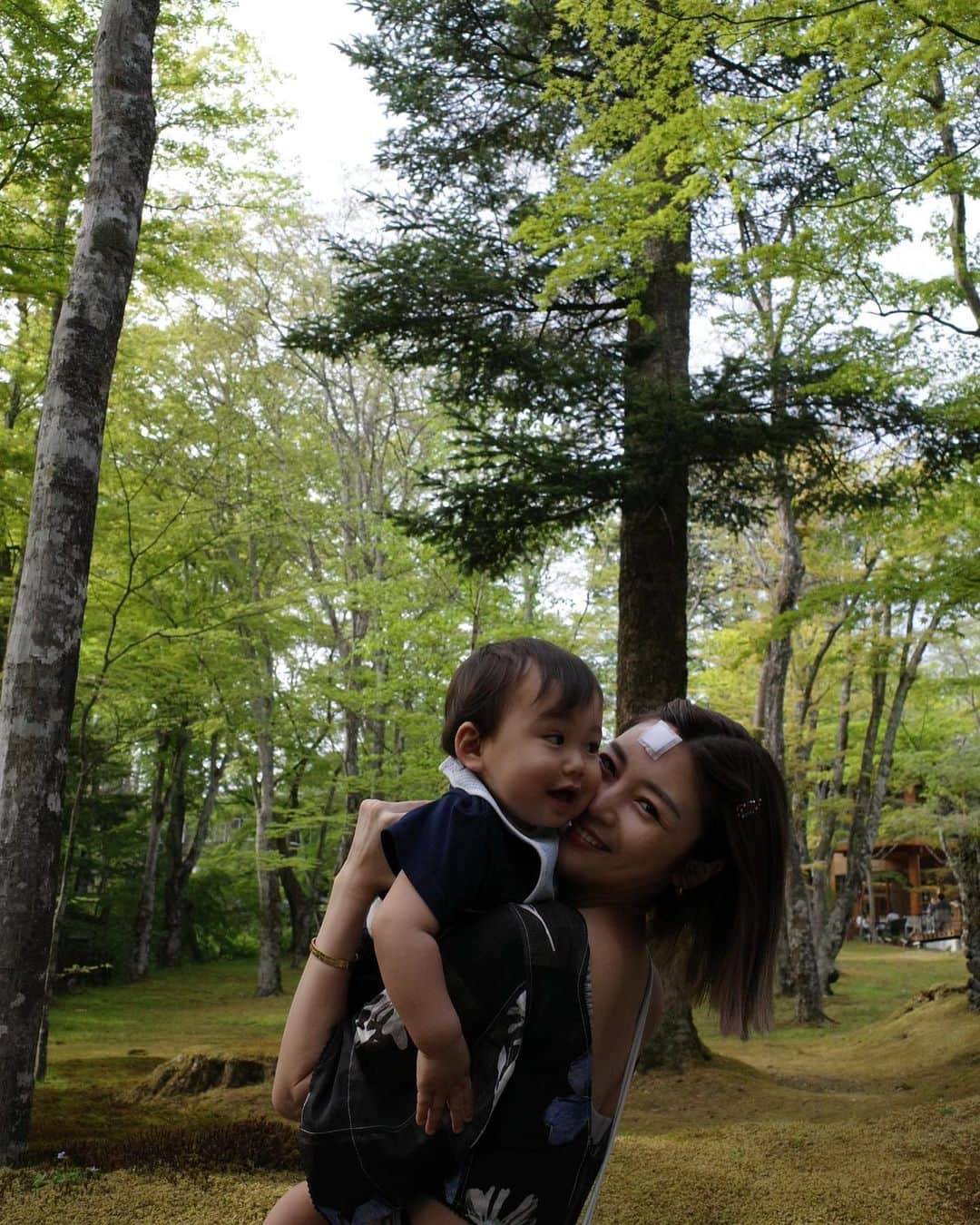 島袋聖南のインスタグラム：「私の人生の変化にしみじみ😂 2枚目は思い出のカレー屋さんで付き合う前と妊娠中、 ピヨと家族3人の写真。 緑が眩しくて気持ち良かったな🌿 GW最終日は軽井沢で過ごしたよ☺️☁️ #ピヨのGW」