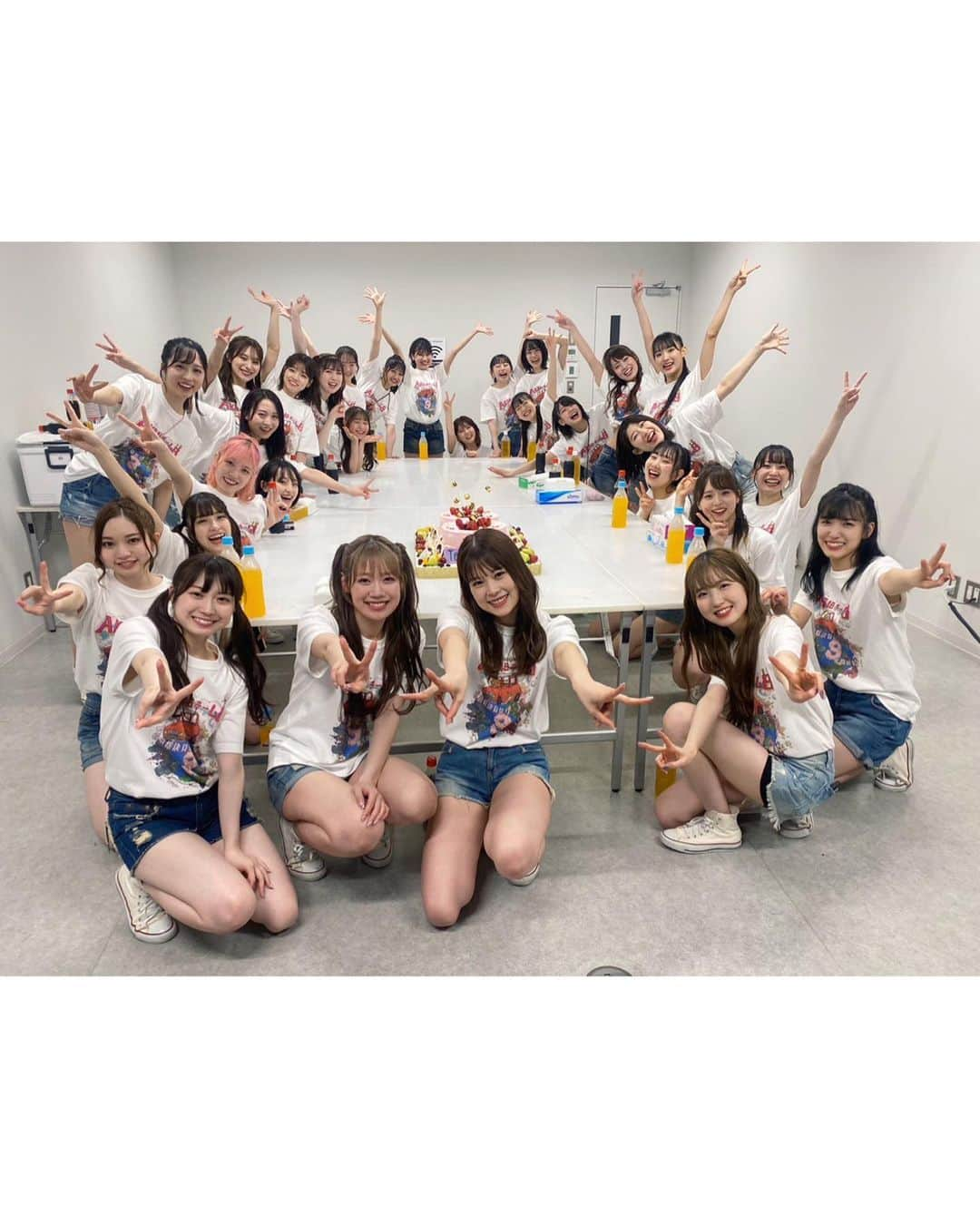 本田仁美さんのインスタグラム写真 - (本田仁美Instagram)「.  "AKB48 チーム8 春の総決算祭り 9年間のキセキ" 2023.4.30  私の原点であり青春の全てだったチーム8。  同じ目標に向かってみんなで汗を流した日々も、 沢山笑い合った日も、悔しくて泣きながら新幹線で 栃木まで帰ったあの日も  全部が全部 今の私へと繋がっています。  つらくて苦しかったときは《夢へのルート》を聴き、 何度も自分を励ましていました。  "流した汗の量も誰かが見てるよ"  なかなか自分の事を認めることができず、何が正解なのか  何もかもわからなくなって沢山悩み続けた日々。  この言葉を信じ、自分を奮い立たせ、 必死に走り続けました。  今の私からあの頃の私へ どんな時も諦めないで頑張ってくれてありがとう。 数えきれないほどの素敵な景色を見せてくれてありがとう。 心から感謝を伝えたいです。  また『夢へのルート』という曲を通して私たちに 大切なメッセージを送ってくださった秋元先生に 改めて感謝の気持ちでいっぱいです。  そんな 私にとって大切な曲を最後にセンターで 歌わせていただけたことがとても感慨深く、 忘れられない思い出となりました。  将来の私にもまた "ありがとう"と言ってもらえるような、 自慢の自分でいられるように、これからも謙虚な姿勢と 感謝の気持ちを忘れず、日々頑張っていきたいと思います。  『AKB48 チーム8栃木県代表』に選んでいただけて、 最高の仲間やスタッフさん、ファンの皆さんと出逢えて 本当に幸せな9年間でした。  たくさんの愛と応援、そして出逢いを ありがとうございました。  みんなのことが大好きです！  ちぴさんがお忙しい中観に来てくださいました！ 客席で見つけてたくさん手振っちゃった🫣 @chipichan.1215   ラストの写真はリハ中の私たち✌🏻」5月6日 23時30分 - 10_hitomi_06