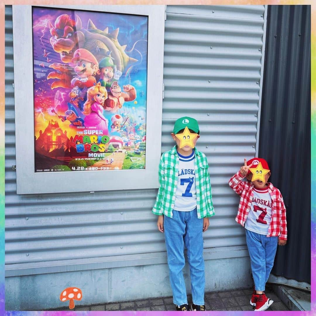 楠見藍子のインスタグラム：「#映画スーパーマリオ #SuperMarioMovie 観てきましたー🍄🌟 4dx初体験だったんだけど、え、なにこれ、すんんごいですね！！アトラクションですね！！ こ、こんなに？！揺れるの？！こんなに！水！かぜ！いいにおい！うわあ！がたがた！どすん！ぷしゅー！ぎゃあ！ってなりながら観ました。(声を出すのは耐えた) 観るというより体験。 息子たちもきらきらの笑顔でした。 たーのしかったーーぁ！！  マリオ愛が溢れててたまらなかったし、ありさちゃんのピーチ姫かっこよくて可愛くて大好きだし、エンドロールで父(楠見尚己)の名前がひとりで飛び出してきて嬉しかったです。 クランキーコング、なおじいいっぱい出てきたね！って孫たちもごきげんでした(  ˊᵕˋ )♡  長男くんが最近マリオメーカーでコースつくるのにはまってるので、わたしもそこで引き続きマリオ楽しみます＼＼\\ ٩( ˊᵕˋ )و //／／ へたっぴすぎてゴールできないけど！！」