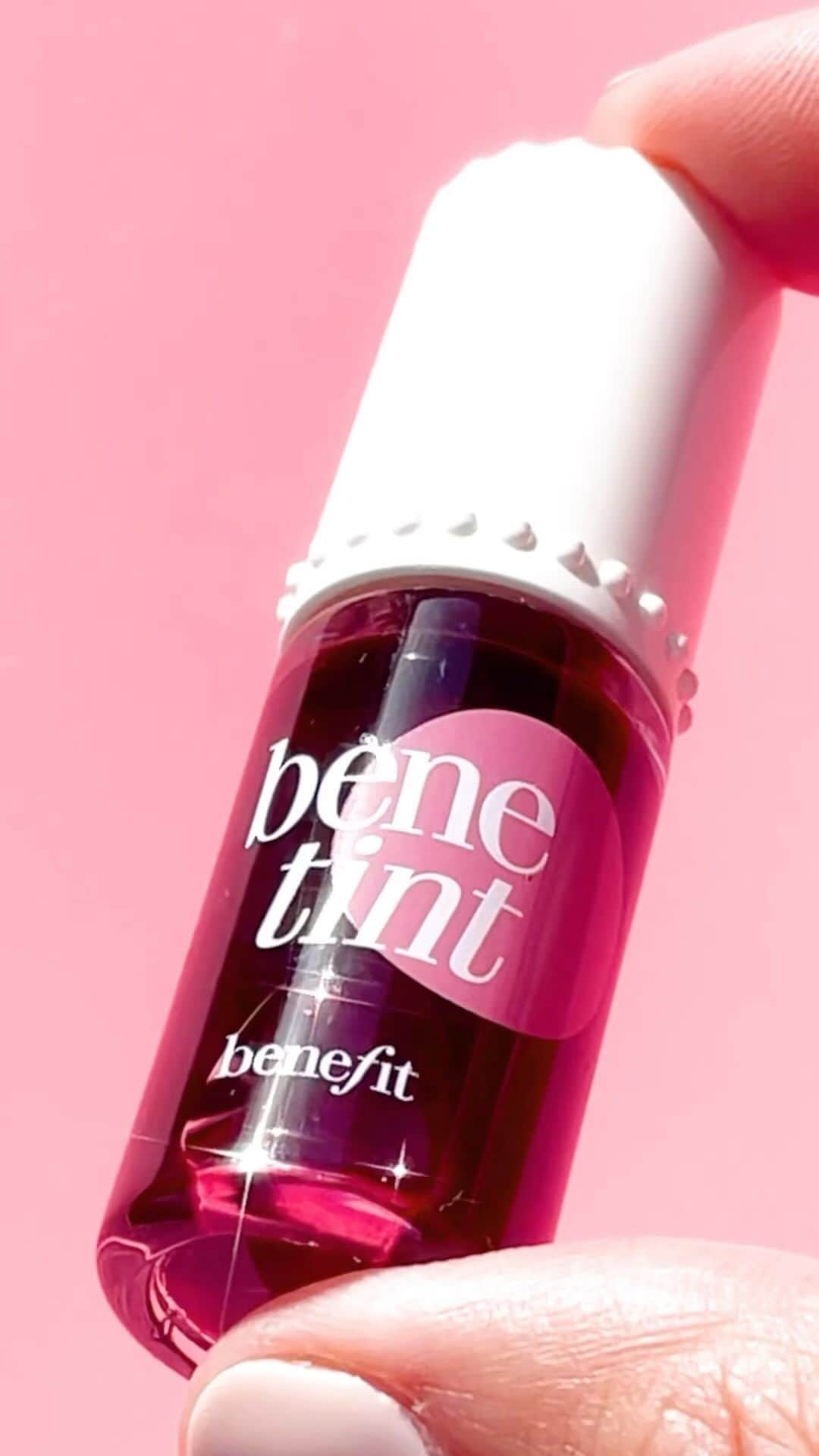 Benefit Cosmeticsのインスタグラム：「Rosy, juicy, and flirty lips! Our beloved #benetint is the perfect essential for the season. Experience its long-lasting tint and get ready to turn heads 😍 ⁠ ⁠ Drop a ❤️ if you’re as obsessed with it as we are!⁠ ⁠ #benefitcosmetics #makeup #beauty #glam⁠ tag @smearcrush」