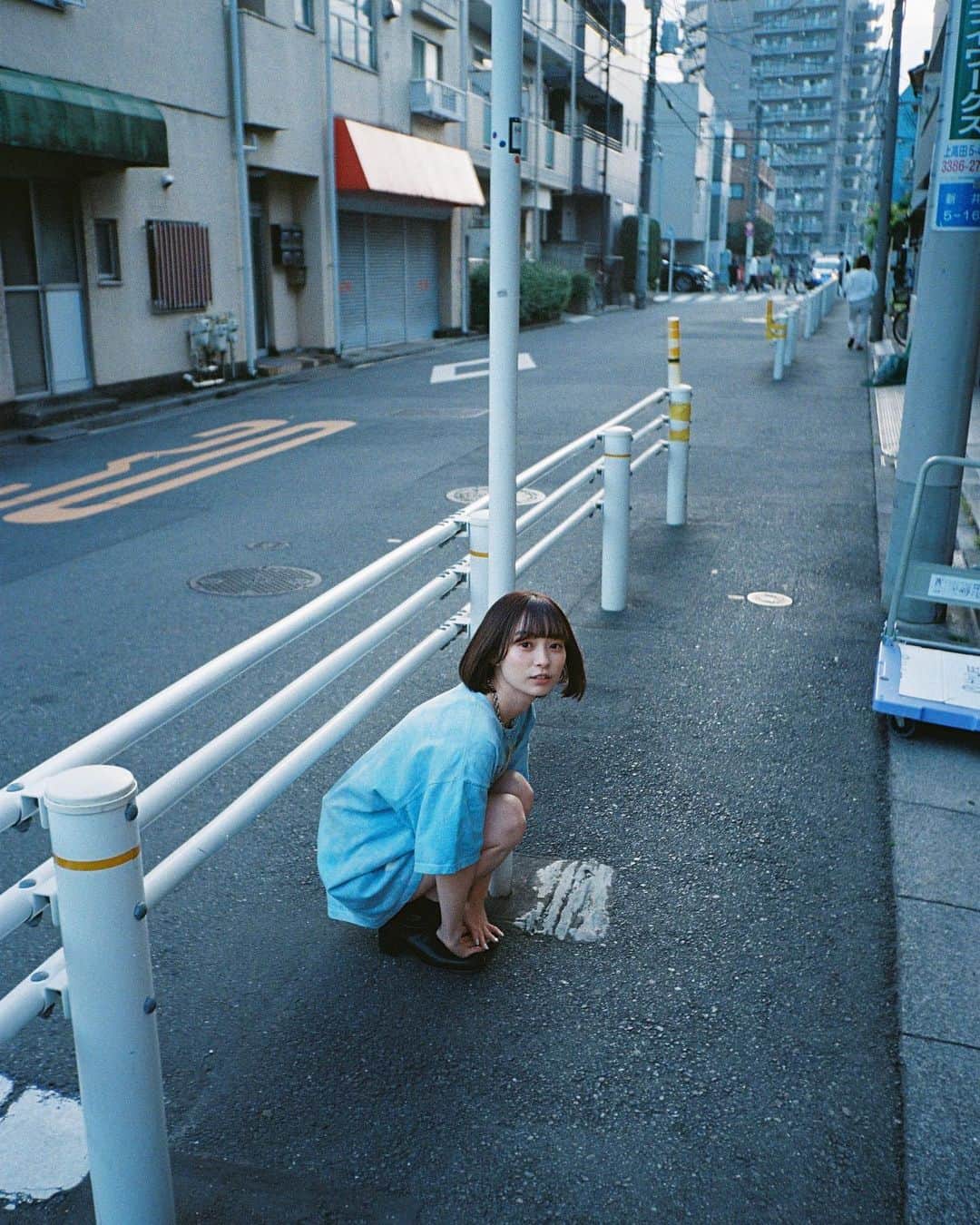 Yuma Takatsukiのインスタグラム：「. . . film . . . . . . あんまり行ったことない街で電車を降りて ふらふらと歩く撮影けっこう好き。 旅をしてる感覚に近い。 ⁡ 一駅ずつ降りて撮影する企画でも 始めてみようかな〜。 ⁡ それでは今日もお疲れさまでした！ . Tokyo／Japan . #ultramax400  #Kodak #kodakultramax400  #フィルムカメラで残す日常  . ―――――――――――――――――――――――――― 関西を中心にフリーランスで活動しています。 Web広告、個人撮影、家族撮影、PR撮影など、 5月以降の撮影依頼募集中です。 ⁡ ⁡Yuma Takatsukiオリジナルプリセットも販売中です。 ⁡プロフィールのポートフォリオサイトからご覧下さい。  またフォトサークルITTOKOという活動をしています。 ⁡ハイライトに色んなイベントをまとめています。 ――――――――――――――――――――――――――」