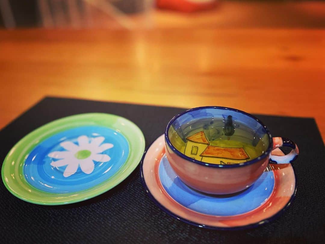 大禅師文子さんのインスタグラム写真 - (大禅師文子Instagram)「紅茶はカモミール。  #カモミール #酔い覚まし #眠りに優しい #香りも良い #リラックス #安らぎ #癒し #color #flowers」5月6日 23時34分 - daizenjifumiko