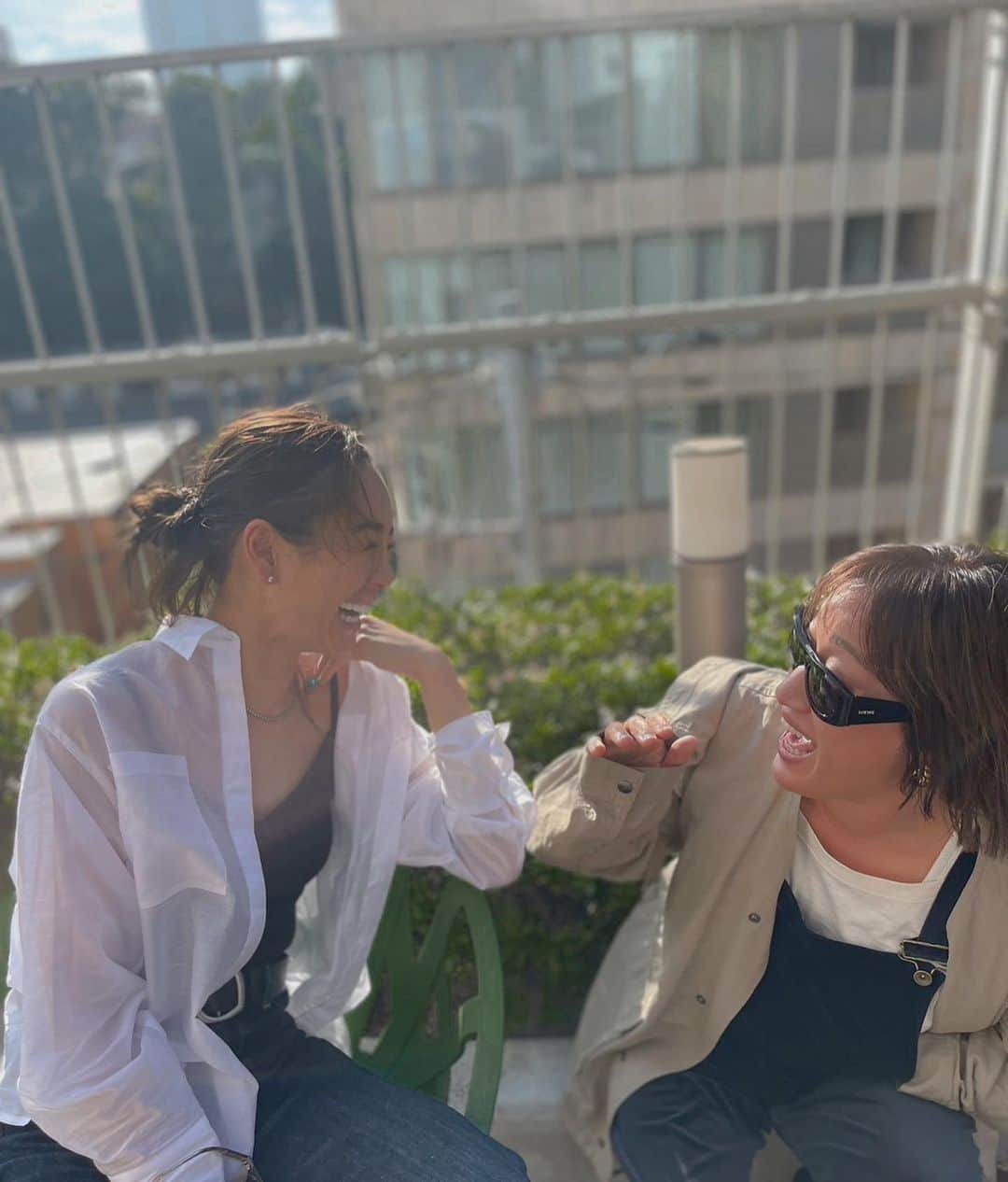 大桑マイミのインスタグラム：「たっくさん笑って たっくさん遊んだ今日。  🤣顔がしわくちゃになるぐらい 物凄い顔しながら大笑いとかしちゃうんだけど。🤣こうやってみるとお腹から出て湧き上がる笑顔だからしかたないよね。 🤍  今日は暑かったけど、 天気良くて最高だった。 シアーシャツ　@celanswer_official  丁度よかった。  大好きな友達と過ごした時間 楽しかった😊なーー！🤍💦」