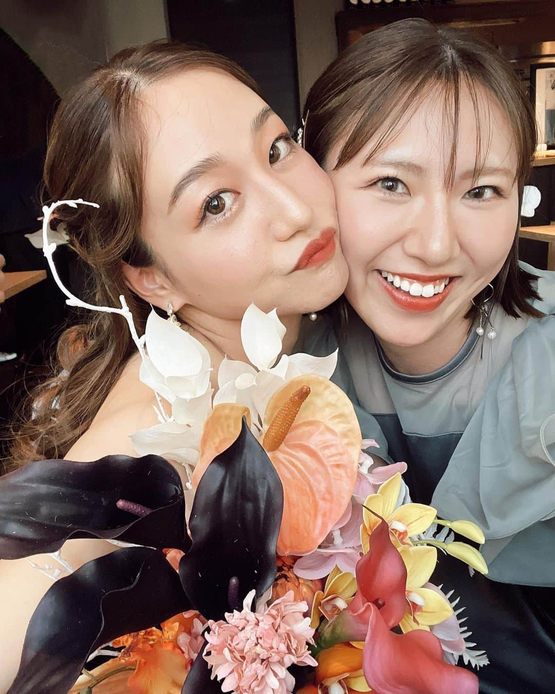 SEIKAさんのインスタグラム写真 - (SEIKAInstagram)「⁡ 大大大好きな、なっきん😌❤️ 結婚おめでとう🫶🏻🫶🏻🫶🏻 すっごく楽しい式でした❣️❣️ なっきん🩷隼也ナイスカップル🫶🏻 ⁡ スピーチも読ませてもらいました🎤 思い出がいっぱいの大切な友達🩵 席に置いてあるなっきんからのお手紙が 私のスピーチの内容と同じでそこでまず泣いたw ⁡ 二次会も三次会も楽しすぎたよ😉 2人の友達とも友達になれて嬉しい☺️ ⁡ 三次会の服被ってるのもさすがすぎるw ⁡ 大学の友達とも久しぶりに会えて めっちゃ楽しかった〜😂 大学の友達といったら🍶🍸🍻🍾🍷ね。笑 それはまた別で日記にしよう笑 ⁡ ⁡ #結婚式 #みっぺとご祝儀袋オソロはさすが #素敵なキスシーン #ふいうちすぎて誰も撮ってない #自分の名前書けない男 #夏妃のこだわり強めおしゃれ会場 #ギャル好きな男たち #かわちいコール #母みっぺの涙の理由 #聖佳大きくなったね #誰やねん #なっきんの友達の顔面偏差値高め #みんなかわちい #友達の友達は友達 #酒豪伝説 #なっきん強制帰還 #隼也ナイス判断 #また遊ぼうね #みんな大好きらびゅ〜」5月6日 23時42分 - seika____1224