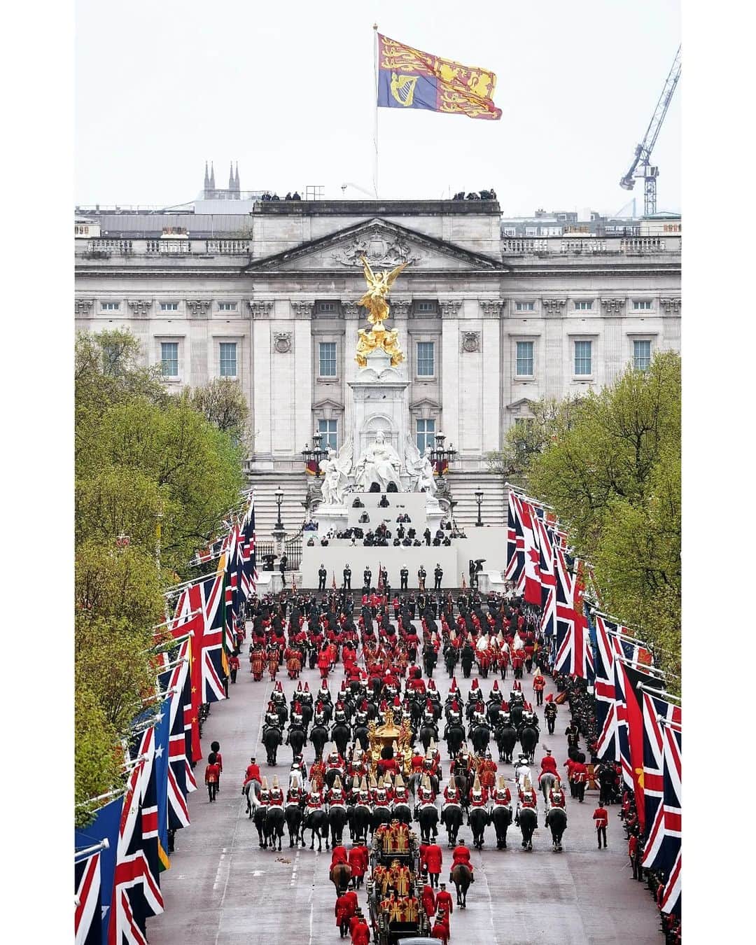 ロイヤル・ファミリーのインスタグラム：「On a scale not seen on the streets of London for 70 years, the Coronation Procession has made its way from Westminster Abbey from Buckingham Palace.  Representing the diversity and traditions of the UK and Commonwealth Armed Forces, over 4,000 personnel took part in this spectacular display of pageantry.  The newly Crowned King and Queen travelled in the historic Gold State Coach, which has been used at every Coronation since that of King William IV in 1831.」