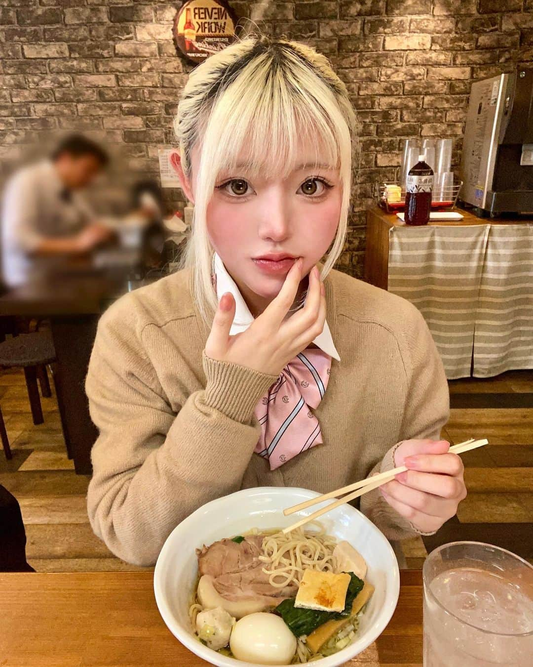 凸守たかねのインスタグラム：「ラーメン大好き凸守さん🍜 · · · チャーシューが好きでいつもなるべく多めにチャーシューが入ってるラーメンを選びがち…今回もチャーシュー麺を選んじゃった凸守でした！めちゃくちゃ分厚いチャーシューで食べ応え凄かったです👍🏻❕ あっさりしてるのに醤油ラーメンのコクがしっかりあって美味しかったな〜⸜ ♡ ⸝ 友達から1口もらった鴨だし昆布水つけ麺も暑い日にピッタリのさっぱり味だった!!群馬にある鳴馬良ラーメン屋さんオススメです⟡.·   #前橋グルメ #前橋ランチ #前橋ラーメン #高崎ラーメン #鴨ラーメン #鴨そば」