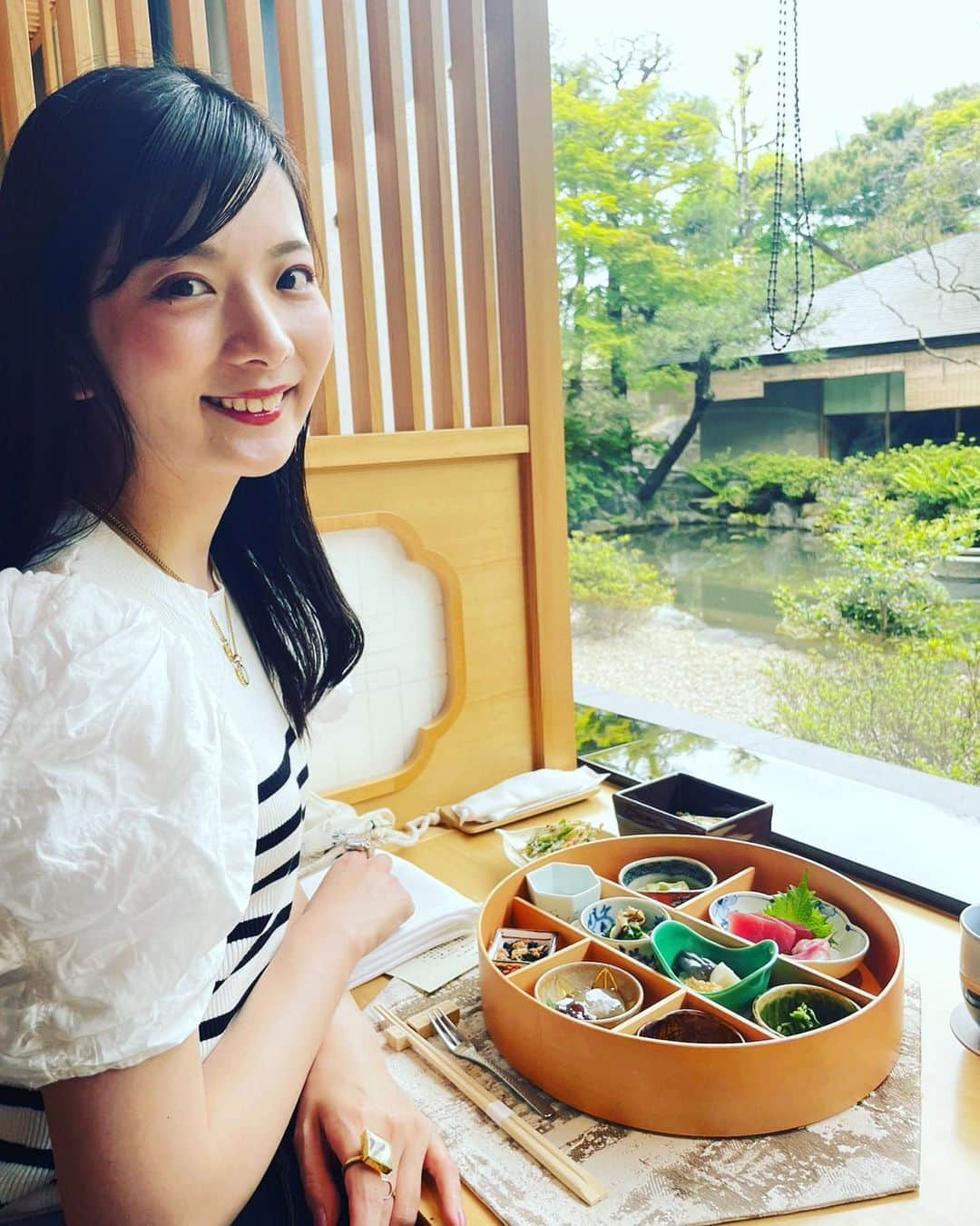 美蘭レンナのインスタグラム：「🐇🐇🐇🐇🐇 . . . 最強の京都旅でした😆⛩️🐇  10年以上のお友達と🫶🫶 美人で優しくて明るくて 頭の回転速くて、面白くて 話と笑いが尽きないコミュ力とbeautyのプロ💓💓  今回も写真の撮り方ぜんぶ一緒🤣 けっこう時間かけて撮ってます😂ww  楽しい最高のGWをありがとう🩷 . . . 長期旅は行かなかったですが 充実したGWを過ごせました🥰✨  しっかりリフレッシュできたので 明日からの仕事頑張ります💪💪 . . . #gw#gw旅行#京都#旅#日帰り旅行 #旅行#女子旅#御朱印帳#御朱印巡り #伏見稲荷大社#千本鳥居#平安神宮 #八坂神社#京都ランチ#セルフィー #ずっ友#bff#japan#kyoto#kyotojapan #trip#insta#instaphoto」