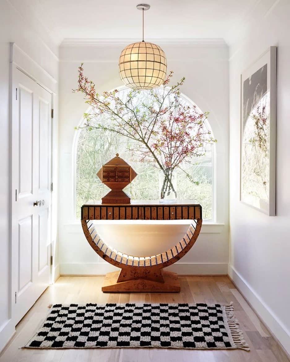 Homepolishのインスタグラム：「Light-filled, glamorous, textural - Nashville home designed by Lindsay Rhodes @lindsayrhodesinteriors  Photo by Lelanie Foster @lelanief   #happysaturday #interiordesign #archdigest #designstyle #homegoals #joinfreddie」