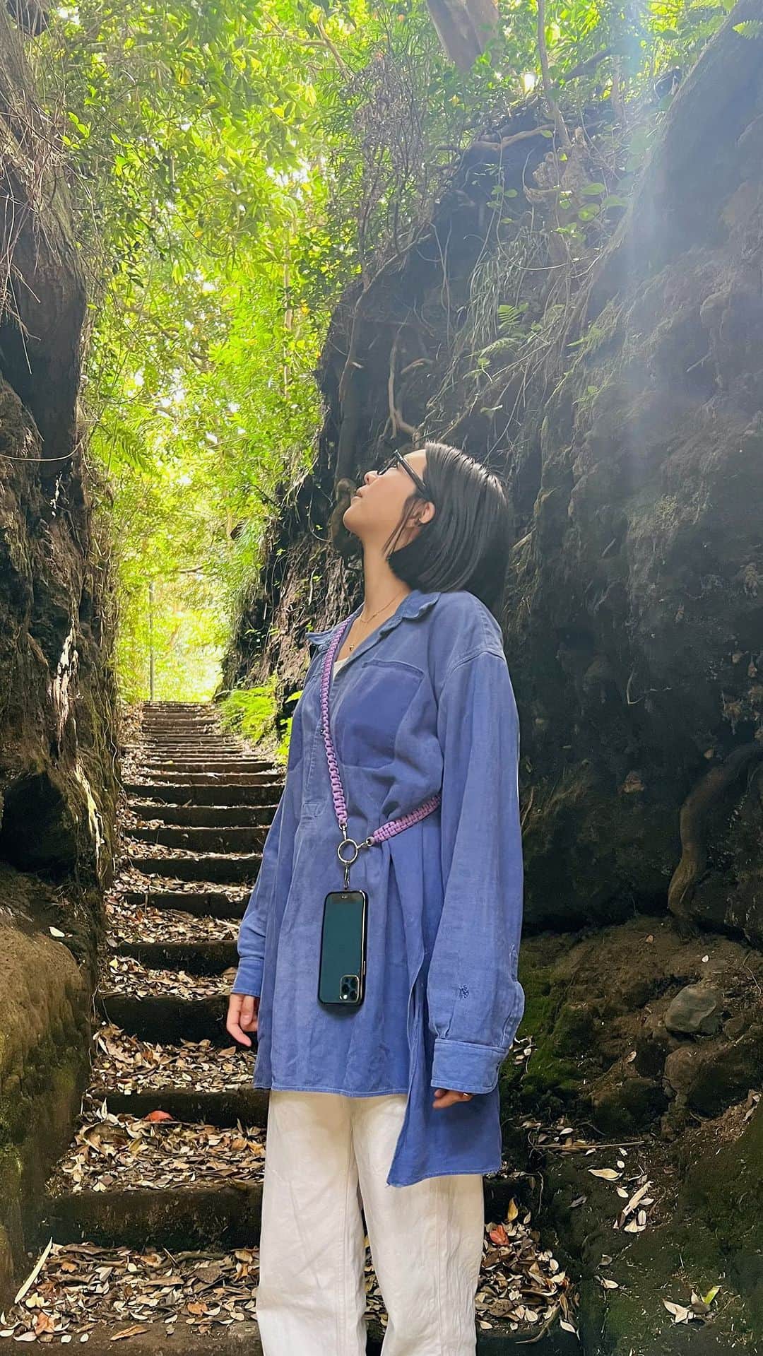 のインスタグラム：「伊豆大島二泊三日の旅🌼  1日目　後編🛳  次の日の天気が雨90%だから 朝から夜までずーっと動きっぱなしで観光してた1日目🌿  とにかく島をぐるぐる回って楽しかった🚗  泉津の切通しが神秘的だったな💫  バタバタだったけど温泉にも入って 大島に移住した方にお話も聞けたりとなんだかほっこりした♨️  宿もいい感じだったので また紹介します🤗  #伊豆大島 #伊豆大島旅行 #伊豆大島観光  #伊豆大島グルメ #泉津の切り通し #砂の浜  #自然 #島旅 #島旅行 #ピザよし  #vlog #vlogger」