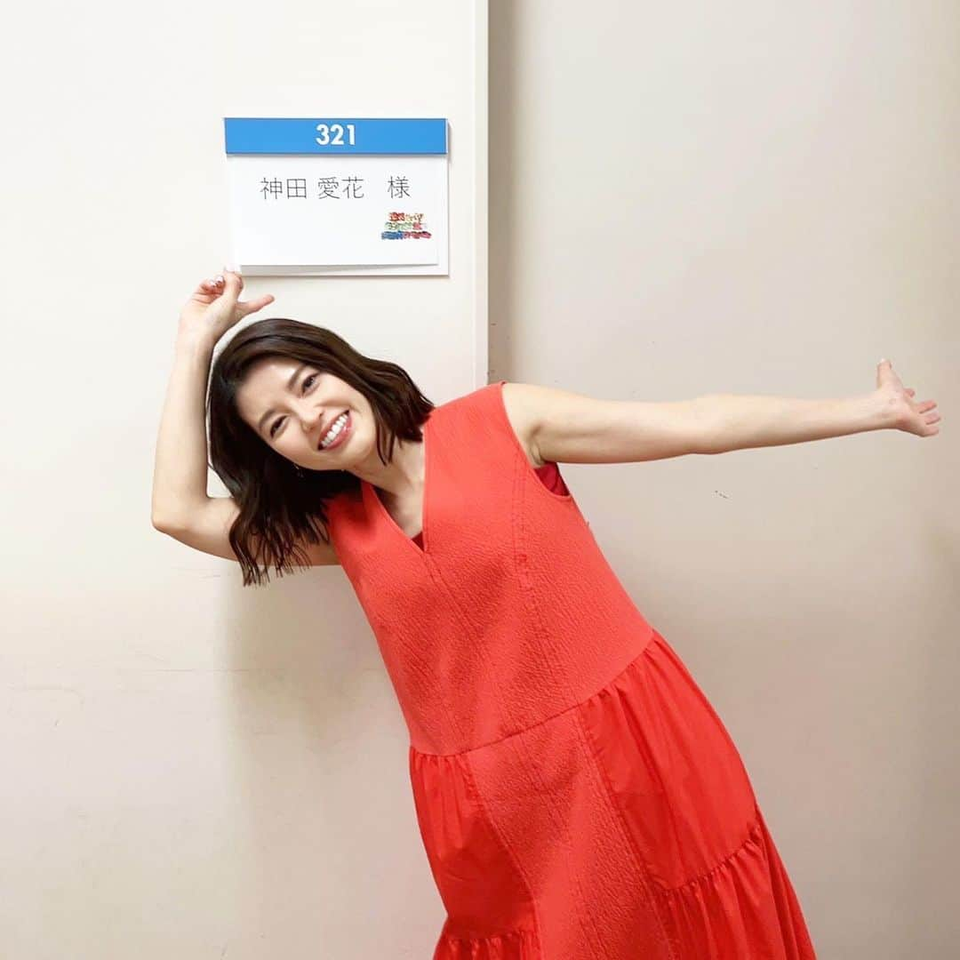 神田愛花さんのインスタグラム写真 - (神田愛花Instagram)「今夜9時❤️ フジテレビ『爆笑そっくり ものまね紅白 歌合戦スペシャル』に出演しています🎊 昔っからモノマネ番組が大好きだったので、最高に嬉しくて楽しかったです🤣 あのレジェンドも❗️『ぽかぽか』でお世話になっているあの方も❗️❗️ 幅広いモノマネの強者たちが集結しておりました😍 是非ご覧頂き、今夜は笑って疲れて寝て下さい🌙💕  ＃NYC #ニューヨーク #Barbie #バービー #pink #ピンク #フジテレビ #ものまね紅白 #ずっと笑っちゃう🤣 #幸せな番組 #神田愛花」5月6日 15時00分 - aikakanda