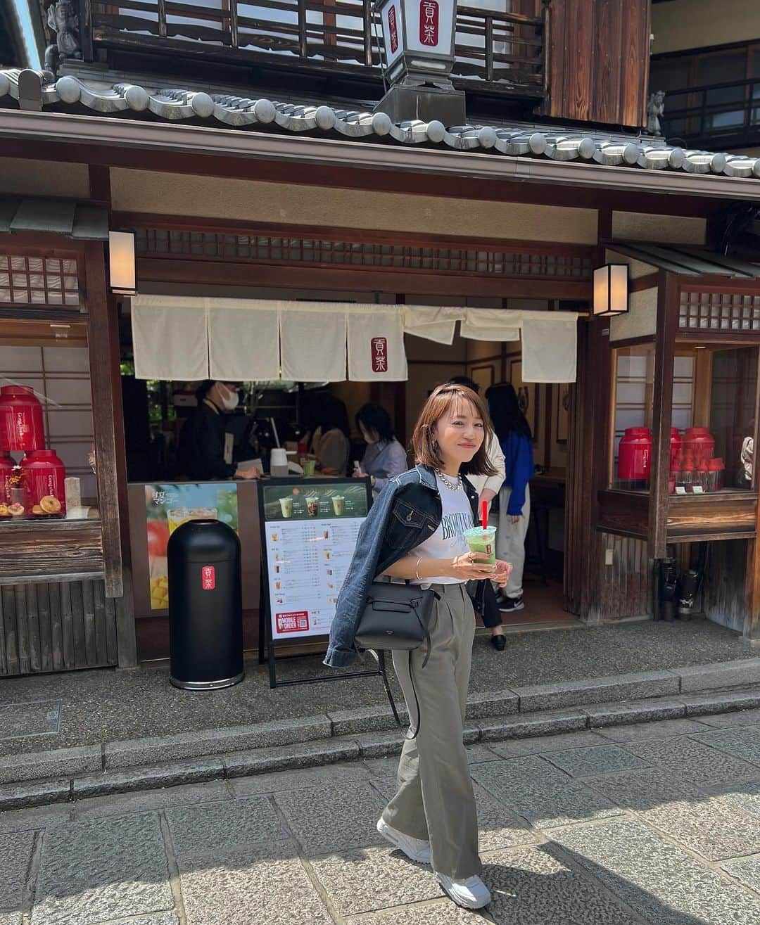 maricoさんのインスタグラム写真 - (maricoInstagram)「GW前半は京都に⛩ スタバもあったけど、娘のリクエストでゴンチャ☕️ 京都店舗らしくて素敵だった✨  多分、京都限定の抹茶味飲んだ🌿  coordinate tshirts▶︎#zara pants/outer▶︎#uniqlo shoes▶︎#nike  neckless▶︎#anche bag▶︎#celine  サンダルも持っていったけど、京都は坂道が沢山あるからスニーカーで正解だった👟  #ユニクロ#タックワイドパンツ#リネンブレンドワイドパンツ  #ナイキスニーカー#エアマックス90#旅行コーデ#京都旅行#京都旅行コーデ#スニーカーコーデ  #gongcha#ゴンチャ」5月6日 15時02分 - marico__0088