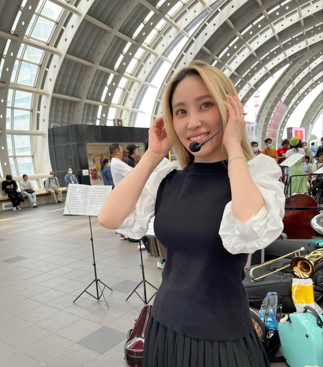 mikerr（ミカ）のインスタグラム：「さいたま新都心駅で行われた、めろんオケによる"ピアノライブペイントお披露目イベント"にて、imeが前座を任せてもらいました！  聴いてくださる方が目の前にいて歌うのは、一味違うよね。久しぶりで、うれしかったです〜！メロンオケは、最高に元気出る音色と選曲で、ウッキウキでした💓めろんさんがペイントしたニューピアノも可愛かったあな〜🍈  お立ち寄りの際は是非、ピアノ弾いね🎹  @melon_orchestra  @ime_official_ime   #さいたま新都心  #ストリートピアノ  #ペイントピアノ #ime」