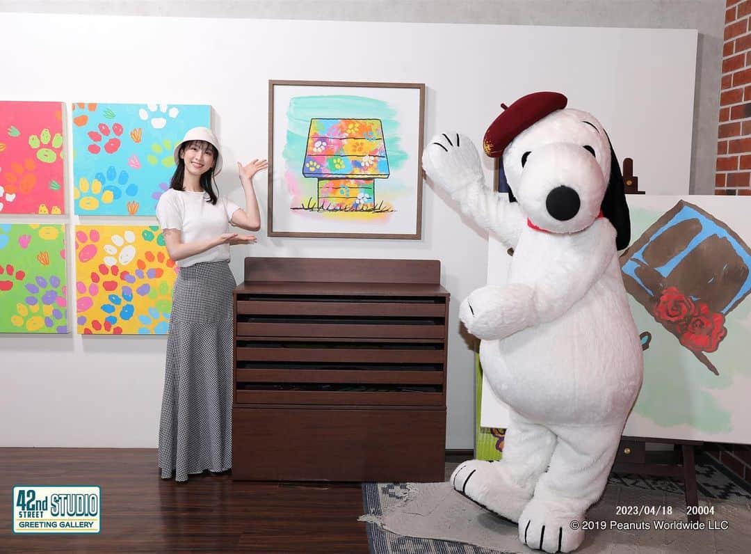 松井玲奈さんのインスタグラム写真 - (松井玲奈Instagram)「ユニバでスヌーピーとグリ！！！！ もふもふのビーグル犬にこんなに近くで会えて、スヌーピーも好きな私は大歓喜でした😭 スヌーピーの描いた作品を紹介してもらったり、一緒に作品を作ったり。1人でも楽しかったけど、友達、家族といっても素敵な思い出になりそうでした！ #usjファン」5月6日 15時07分 - renamatui27
