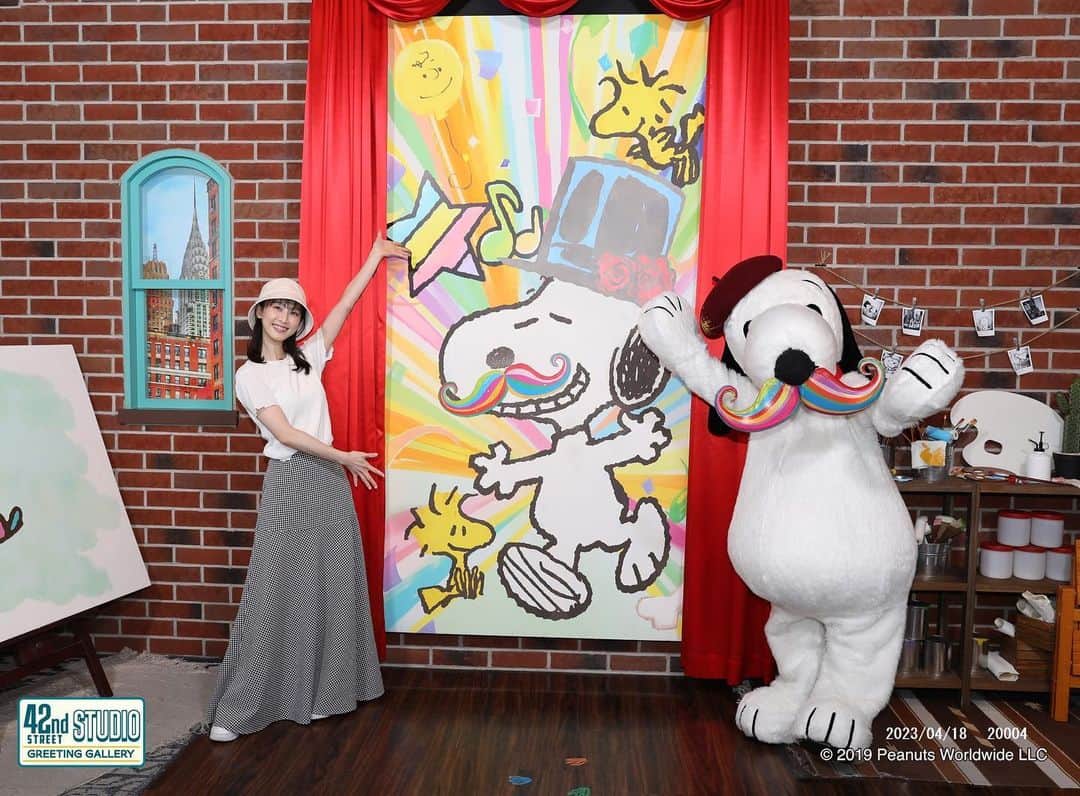 松井玲奈のインスタグラム：「ユニバでスヌーピーとグリ！！！！ もふもふのビーグル犬にこんなに近くで会えて、スヌーピーも好きな私は大歓喜でした😭 スヌーピーの描いた作品を紹介してもらったり、一緒に作品を作ったり。1人でも楽しかったけど、友達、家族といっても素敵な思い出になりそうでした！ #usjファン」