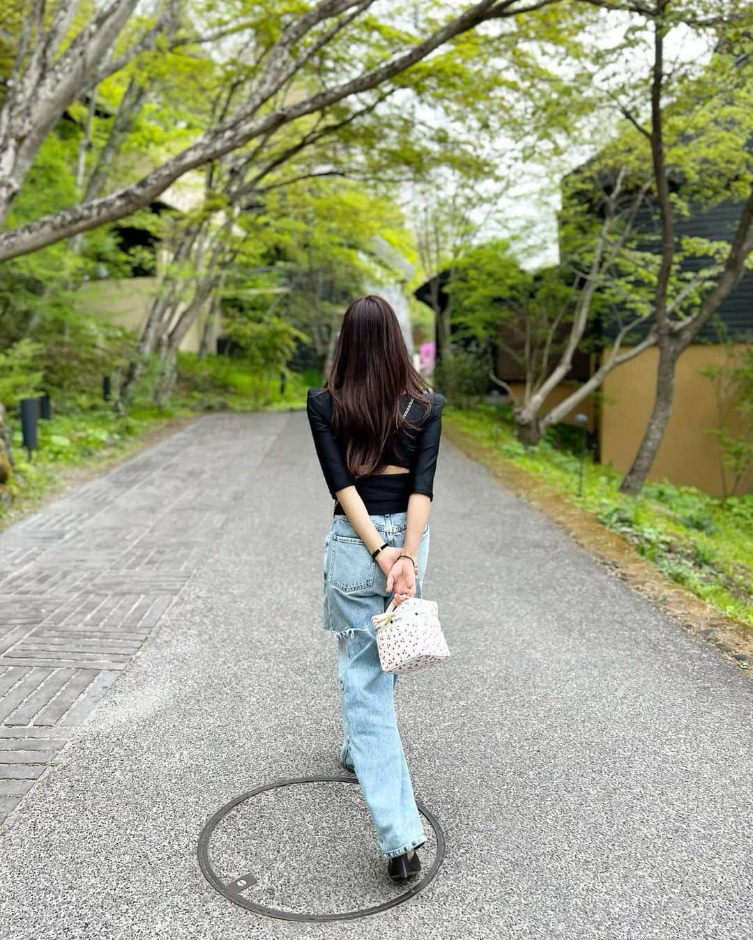 神崎恵さんのインスタグラム写真 - (神崎恵Instagram)「・ 息子たちと🌿🌳の中に。  #星のや軽井沢」5月6日 15時09分 - megumi_kanzaki