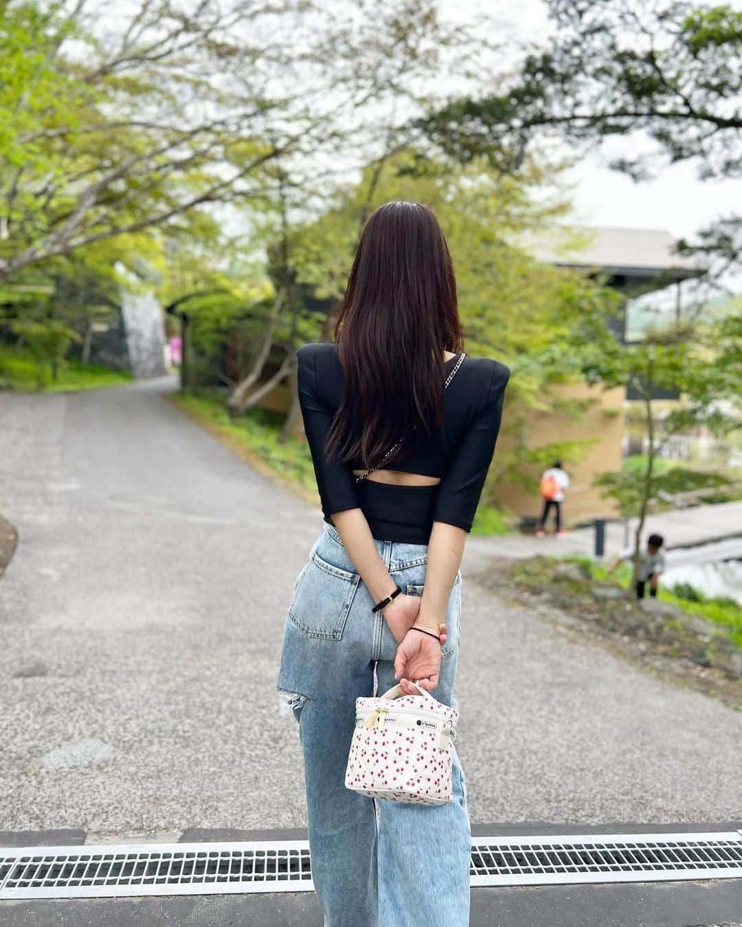 神崎恵のインスタグラム：「・ 息子たちと🌿🌳の中に。  #星のや軽井沢」