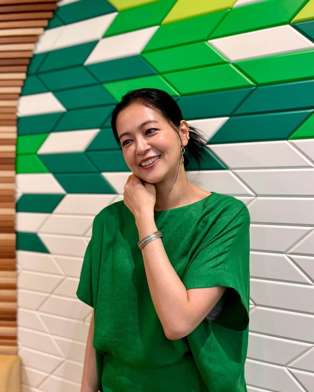 黒谷友香のインスタグラム：「皆さん、こんにちは😉 ゴールデンウィークは、どこかお出掛けしてますかぁ⁉️ 今日はともねぇ、大阪にいたよん♬  今日から出演の、毎日放送「サタデープラス」は観てくれたかな⁇ともねぇ地元大阪での生放送🐙😆🐙  5月マンスリーゲストやから、あと3回ある土曜日、 毎週出る〜😁皆さん、是非観てなぁ👀  #ralphlauren#poloralphlauren#乗馬#馬#東京#tokyo#sdgs#ログハウス#着物#ハーブ#地球温暖化#ガーデニング#LOVOT #ラボット#mediaid#diy#日本#日産 #nissan#EV#日産ariya#ai#大鵬薬品工業#バップフォーレディ#エビス#プレミアムケアハブラシ#いち瑠#黒谷友香」