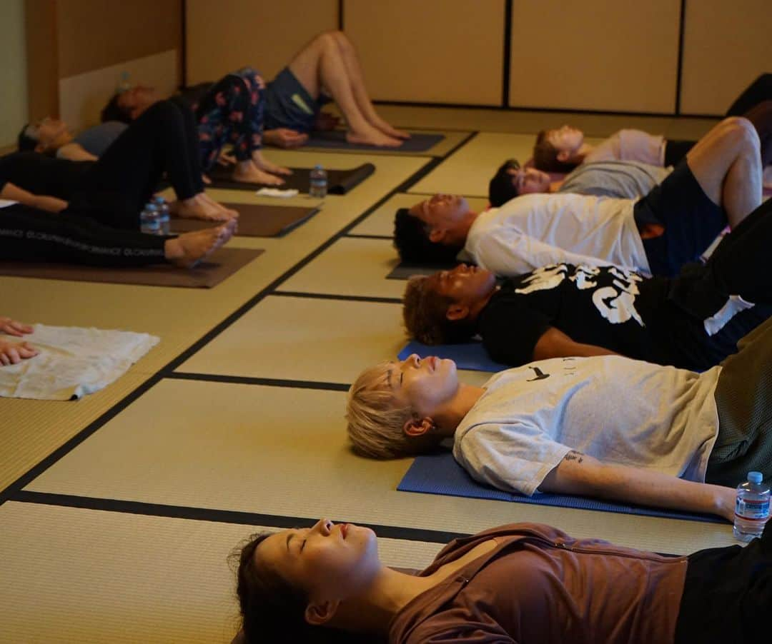 工藤沙織さんのインスタグラム写真 - (工藤沙織Instagram)「他の投稿は @sally.kudo 🤍 🍵茶道×ヨガ🧘‍♂️  ハイファイブサラダ @highfivesalad のアンバサダーを共に務める、こぼさん（ @kobori.sosho ）  からお誘いいただき、遠州流茶道宗家での茶道×ヨガイベントに参加しました🙌  けんじさん @kj0629 は世界でモデルとしても活躍しながら、開催するヨガのレッスンも大人気。代々木でジュースバー  @setsukojuice も経営されている方。超エネルギッシュ。  久しぶりにヨガをした私でもぐっとポーズが深められました🙌アジャストがとてつもなく心地よくて、「あ、こんなに身体の感覚かわるのね💡」という気づきにもつながりました🙏  畳でヨガも井草の香りに癒されたぁ。  ヨガで身体が整った後は、こぼさんの茶道体験🍵  元ラクロス日本代表、遠州流茶道宗家13世家元次女のこぼさんは、まさに「動」と「静」を併せ持つ人。  一つ一つの振る舞いが美しく、見惚れてしまいました。全ての茶道具にも意味があり、全てはお相手を思いやりもてなす心に繋がっていました。  参加されたみなさんも、ポールダンス世界大会チャンピオン、モデル、プロレスラー、起業家、妊婦、OL、アスリートなどなど幅広い方が集まって本当に楽しかった❣️  とにかく氣がよい。みんな生き方が格好良い人ばかり。心地良すぎる空間でした🥰  こぼさん、改めて誘ってくれてありがとうございました🌹🌹🌹   ヨガや茶道中の素敵な写真は、 @tbtnryk 🌸 トップのスリーショットは、プロレスラーの @lindamanowe に撮っていただきました😆✨✨  #japaneseculture #茶道 #遠州流茶道 #yoga #明日力人茶会 #氣」5月6日 15時13分 - sally.kudo