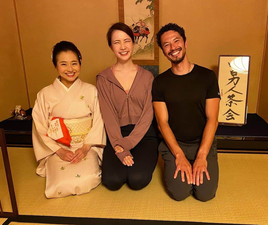 工藤沙織のインスタグラム：「他の投稿は @sally.kudo 🤍 🍵茶道×ヨガ🧘‍♂️  ハイファイブサラダ @highfivesalad のアンバサダーを共に務める、こぼさん（ @kobori.sosho ）  からお誘いいただき、遠州流茶道宗家での茶道×ヨガイベントに参加しました🙌  けんじさん @kj0629 は世界でモデルとしても活躍しながら、開催するヨガのレッスンも大人気。代々木でジュースバー  @setsukojuice も経営されている方。超エネルギッシュ。  久しぶりにヨガをした私でもぐっとポーズが深められました🙌アジャストがとてつもなく心地よくて、「あ、こんなに身体の感覚かわるのね💡」という気づきにもつながりました🙏  畳でヨガも井草の香りに癒されたぁ。  ヨガで身体が整った後は、こぼさんの茶道体験🍵  元ラクロス日本代表、遠州流茶道宗家13世家元次女のこぼさんは、まさに「動」と「静」を併せ持つ人。  一つ一つの振る舞いが美しく、見惚れてしまいました。全ての茶道具にも意味があり、全てはお相手を思いやりもてなす心に繋がっていました。  参加されたみなさんも、ポールダンス世界大会チャンピオン、モデル、プロレスラー、起業家、妊婦、OL、アスリートなどなど幅広い方が集まって本当に楽しかった❣️  とにかく氣がよい。みんな生き方が格好良い人ばかり。心地良すぎる空間でした🥰  こぼさん、改めて誘ってくれてありがとうございました🌹🌹🌹   ヨガや茶道中の素敵な写真は、 @tbtnryk 🌸 トップのスリーショットは、プロレスラーの @lindamanowe に撮っていただきました😆✨✨  #japaneseculture #茶道 #遠州流茶道 #yoga #明日力人茶会 #氣」